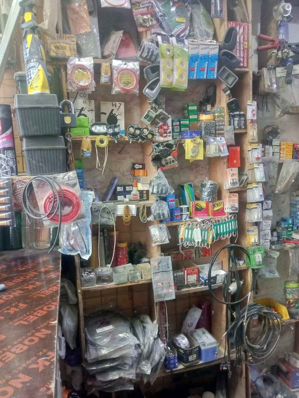 غراض محل للبيع يحتوي على ادوات سيارات ودراجات ناريه وكهربائيات ومواد انشائيه وصحيه غير متواجد ع فيس الاتصال 
*********** سيد سالم ابو احمد  العنوان بغداد حي العامل
