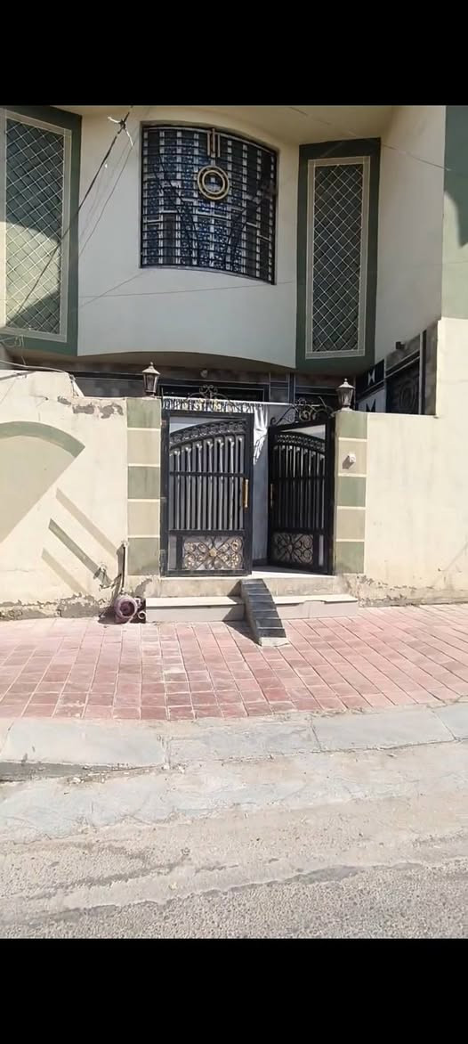 بيت للبيع
موقعه جداا راقي في وسط قضاء الهنديه طويريج شارع بلديه فرع العلوه 
خدمات فلو يمه  بيت ركن لبيت طابو صرف بسم شخص واحد
للبيع للبيع
مساحته ١٥٠ ركن ١٠ في ١٥ 
مكون من طابقين
الطابق الارضي غرفه وصاله وستقبال ومطبخ حار وبارد مجمع صحيات داخلي مجمع صحيات خارجي طارمه 
طابق الثاني مكون من غرف ٣ وصاله كبيره 
السطح كامل بيتونه كامله بل ضافه الى ستارته 
بناء حديث سنه ٢٠٢٤ كمل بناء لبيت عباره عن ديكورات كله سعر لبيت ٢٣٥ مليون مجال بسيط 
باقي تفاصيل تصال او خاص***********
