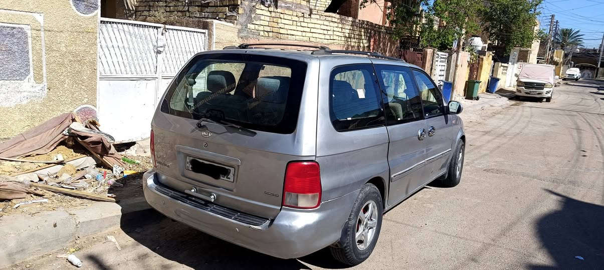 السلام عليكم كيا سيدونا مديل 2005 لبيع 7راكب
محرك 6سلندر تحويل ثاني يوم
محرك وكير نظيفات شرط فحص سياره نظيفه
 ماناقصه شي بس تبريده اخر فتره صار بس فأن
مصبوغه حزام فقط 
سعر 67 وبيها مجال 
مكان بغداد
سياره بانزين 
رقم بغداد جديد 
التواصل ***********
