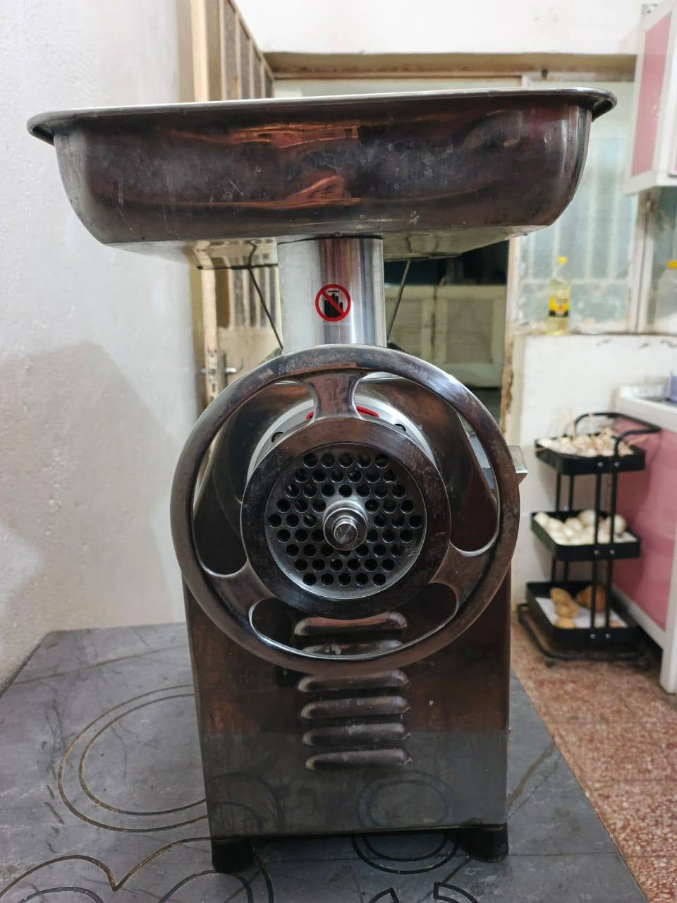 غراض مطعم مثرامه TK32تركي اصليه ميوزه سل استيل غذائي تركي ثقيل عارضة مشروبات شغاله شرط الفحص وعندي طباكات مال سمج وعندي طاولات طعام كلش نضيفات ***********
