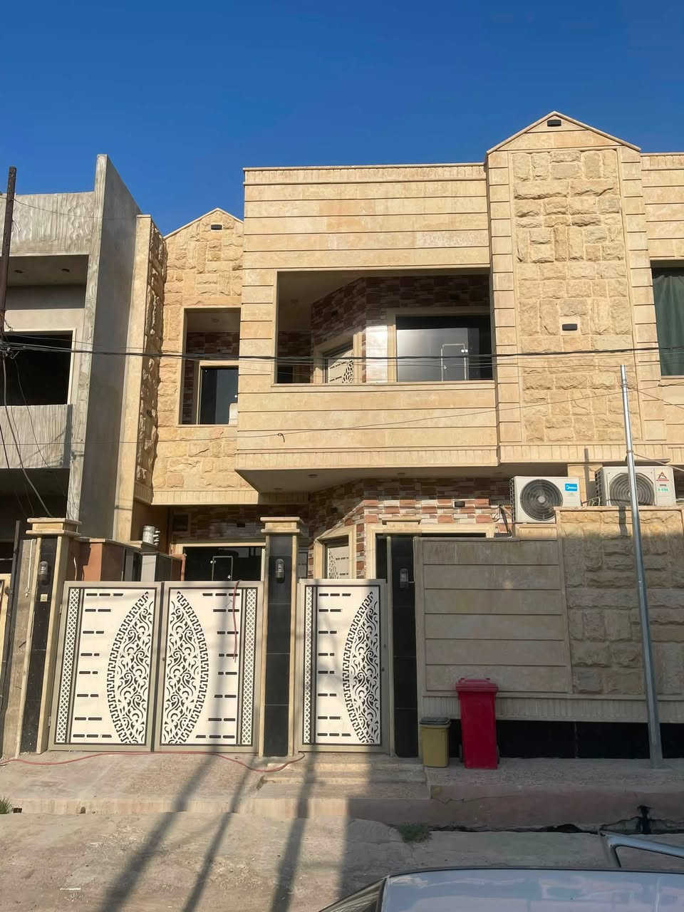 🏡 دار للبيع في  – حي الميثاق 🏡
العنوان / حي الميثاق – بالقرب من إعدادية النيل

✨ مواصفات العقار:
 المساحة: 150 متر مربع
 الواجهة: 7.50 متر
 التصميم: طابقين (خارطة حديثة واستغلال ممتاز للمساحات)
📌 تفاصيل التقسيم الداخلي:
 الطابق الأول:
 استقبال واسع
 صالة معيشة
 مطبخ
 غرفتان نوم
 صحيات
 الطابق الثاني:
 4 غرف نوم
 صالة معيشة
 صحيات
📞 للاستفسار والتواصل:
يرجى زيارة مكتب التهاني للعقارات أو الاتصال على الرقم:
📱
 [***********. 
‭***********‬
‭***********‬]
📍 [موصل حي الميثاق مجاور شركة الحافظ ]
