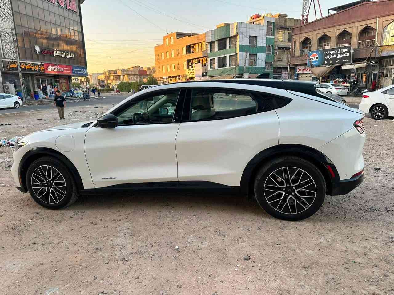 موستنك ماك اي بريميوم موديل 24 السياره فول مواصفات بدون ايرباك داخل اوف وايت كلش حلوه بالحقيقه احلى من الصور سعرها 185 قفل دخول شهداء مكاني البلديات او جميله رقم التواصل *********** علي المياحي 
ملاحضه ممكن المراوس بسياره رخيصه
