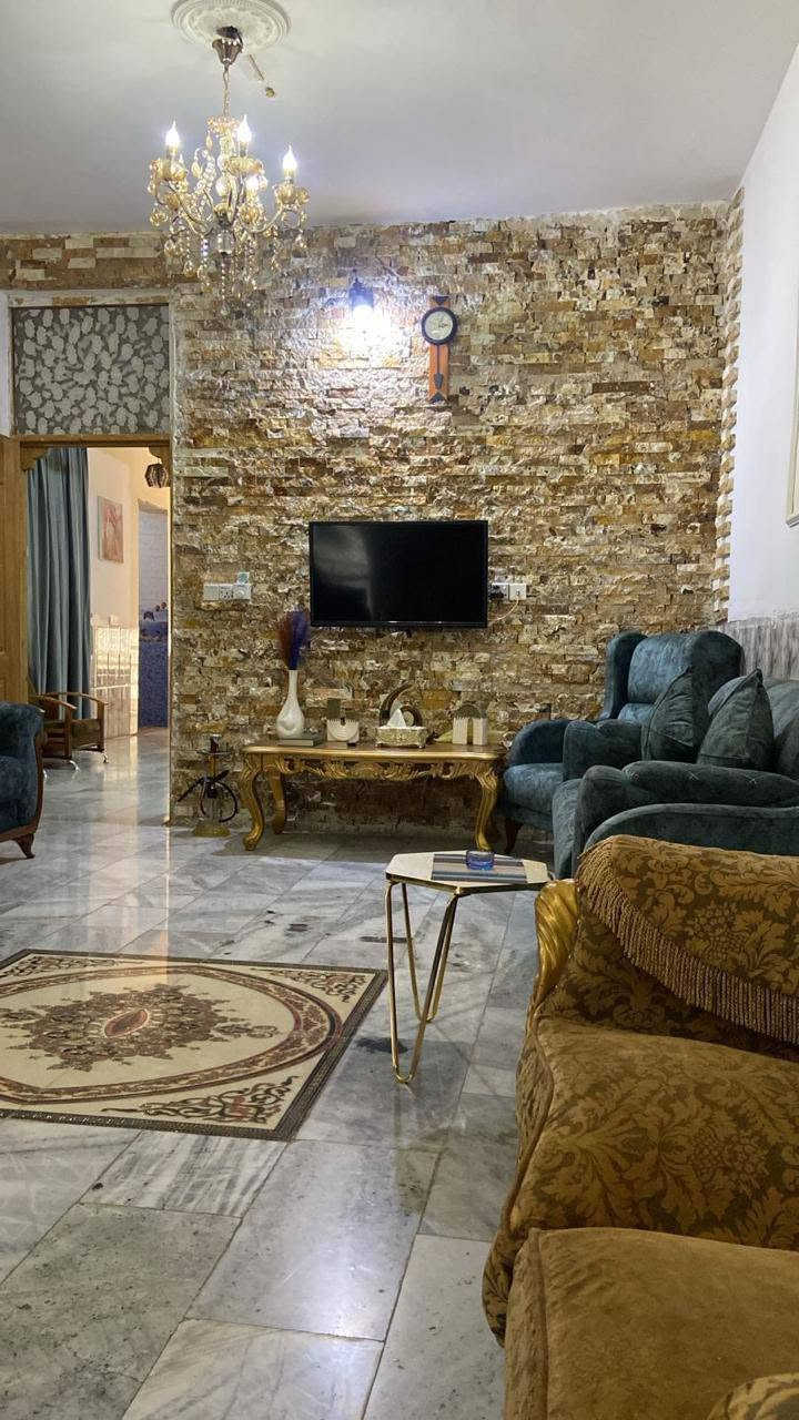بيت مساحه 150 متر طابقين بناء طابوك 3 غرف وحده جوه واثنين فوك كما مبين طابو زراعي سند 25 باسم صاحب البيت مداور باسم المشتري عرض الشارع 8 متر مجاري خط ضوئي خط مولده مكانه هادئ من حيث الجاورين الطيبين حله سيف سعد مقابل شارع المشجر خلف الدكتور أحمد الجمل يبعد عن الشارع العام 300 متر السعر 83 ملاحظه التعامل مع صاحب البيت مباشر اتصال ***********
