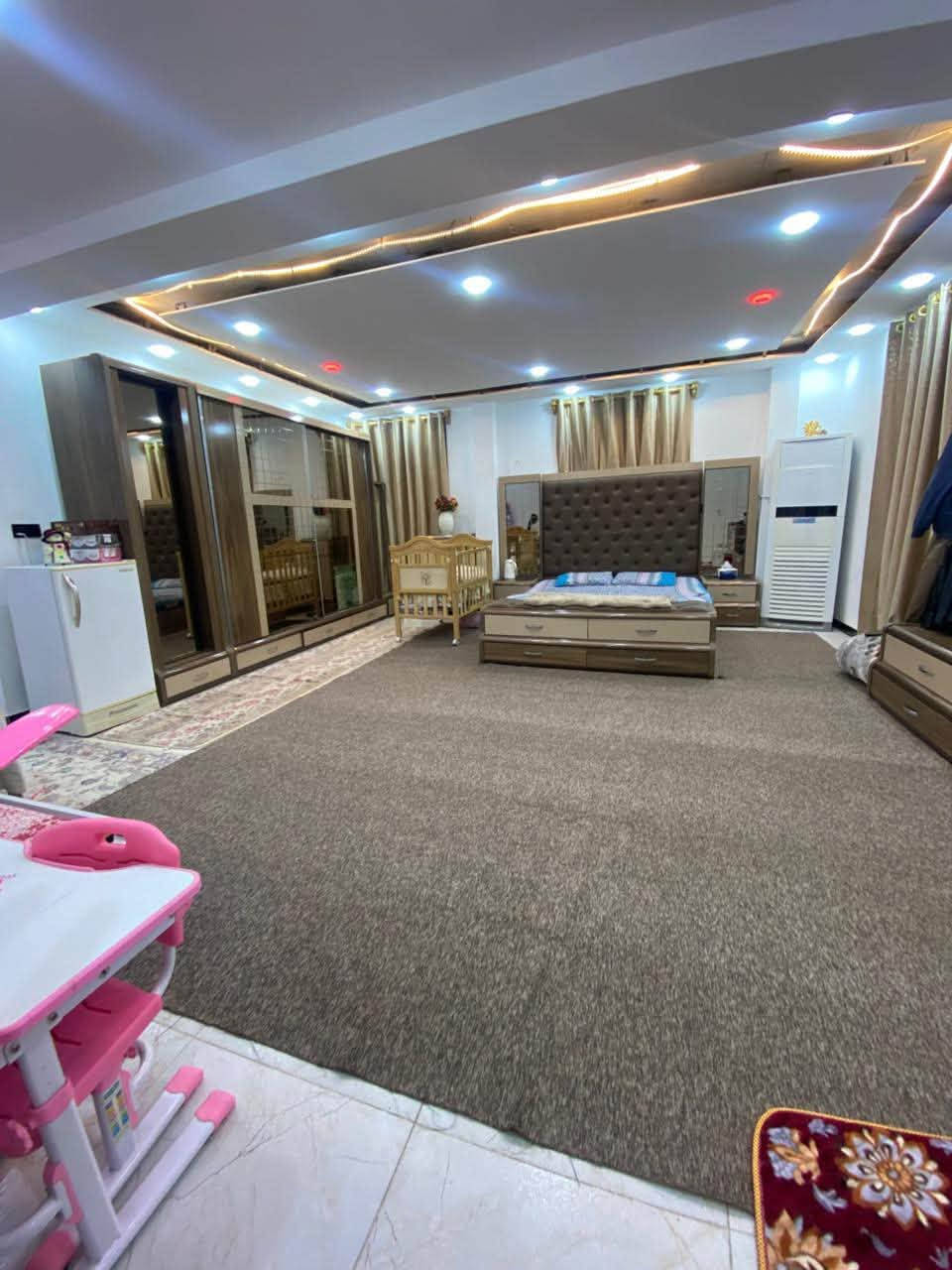 � بيت للبيع – منطقة النداء
📍 موقع مميز جداً

 • قريب شارع كربلاء
 • مقابل كريت مول
 • قريب شارع جامعة الكفيل
 • المنطقة قيد التطوير (تبليط ومجاري قريباً)
شارع مالك شتر

🔹 مساحة الأرض: 200 م²
🔹 عدد الغرف: 6 غرف
🔹 الاستقبال: 7×4
🔹 صالة رئيسية: 10×4
🔹 صالة إضافية: 4×2
🔹 غرفة : 7×6
🔹 غرفتين إضافيتين: 4×3
🔹 عدد الحمامات: 3
🔹 حديقة داخلية: 3×2.5
🔹 واجهة البيت: 10×20

✨ تصميم مريح ومساحة واسعة للعوائل
