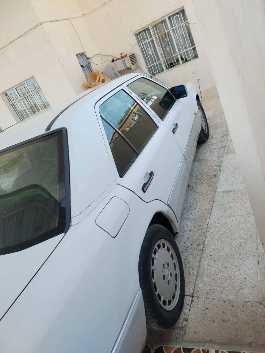 السلام عليكم مارسيدس دب 300 E  موديل ٩١ رقم دولي هزه جديده تحويل مباشر قواعد دبل بلاد كهربائيات كله شغاله اريل كهرباء سنتر لوك تخم تاير جديد حداديه جديده السياره جاهزه السعر ٥٥ المكان سامراء للاستفسار *********** الشراي الحقيقي يراسلني ادزله فديو واتساب
