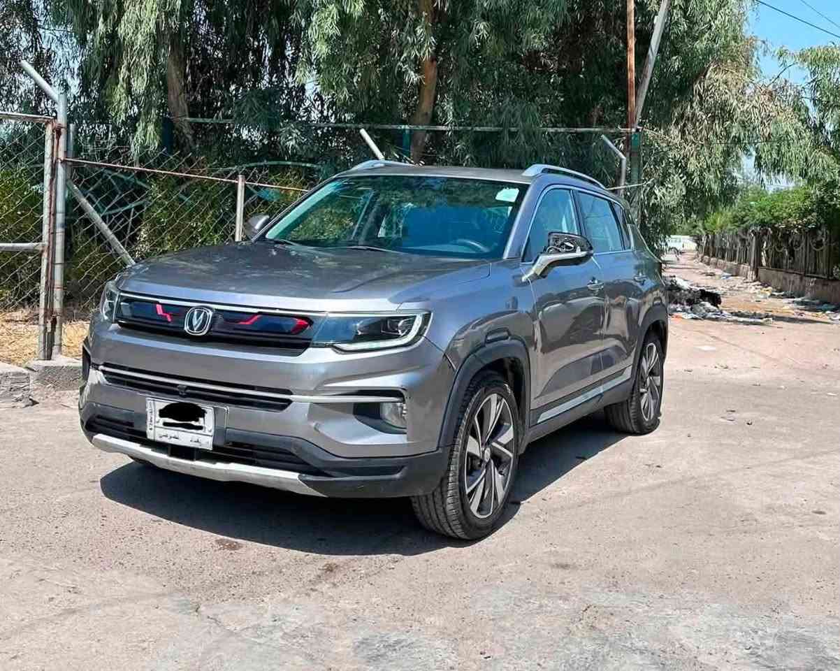 سلام عليكم شاجان cs35 موديل 23  سيارة شانجان CS35 (وتحديداً الفئة المحدثة CS35 بلس) بمحرك 4 سلندر سعة 1.4 لتر تيربو يولد 158 حصاناً وعزم دوران 260 نيوتن.متر. تتصل الفئات بناقل حركة أوتوماتيكي مزدوج القابض (DCT) من 7 سرعات وبدفع أمامي، مع معدل استهلاك وقود ممتاز يبلغ نحو 17.3 كم/لتر.الأبعاد والقدراتالطول: 4330 ممالعرض: 1825 ممالارتفاع: 1660 ممسعة صندوق الأمتعة: 403 لترسعة خزان الوقود: 53 لترالتجهيزات الداخلية والتقنيةشاشة وسائط لمسية قياس 10.25 بوصة تدعم Apple CarPlay و Android Auto.مقاعد مكسوة بالجلد ومكيف هواء مع فتحات خلفية.خاصية التشغيل عن بعد والدخول الذكي بدون كีย์ (بصمة) وبريك إلكتروني مع توقف مؤقت (Auto Hold).فتحة سقف بانورامية (في الفئات العليا).أنظمة الأمان والسلامةنظام مانع انغلاق المكابح (ABS) وتوزيع قوة الفرامل إلكترونياً (EBD).نظام الثبات الإلكتروني (ESP) ونظام مانع الانزلاق (TCS).وسائد هوائية أمامية وجانبية، مع كاميرا خلفية أو رؤية محيطية حسب الفئة. هاي موصفاته لسياره وسوناره موجود بل منشور رايده 90 وبيه مجال لطيبين مكاني البياع حي رساله 
***********
