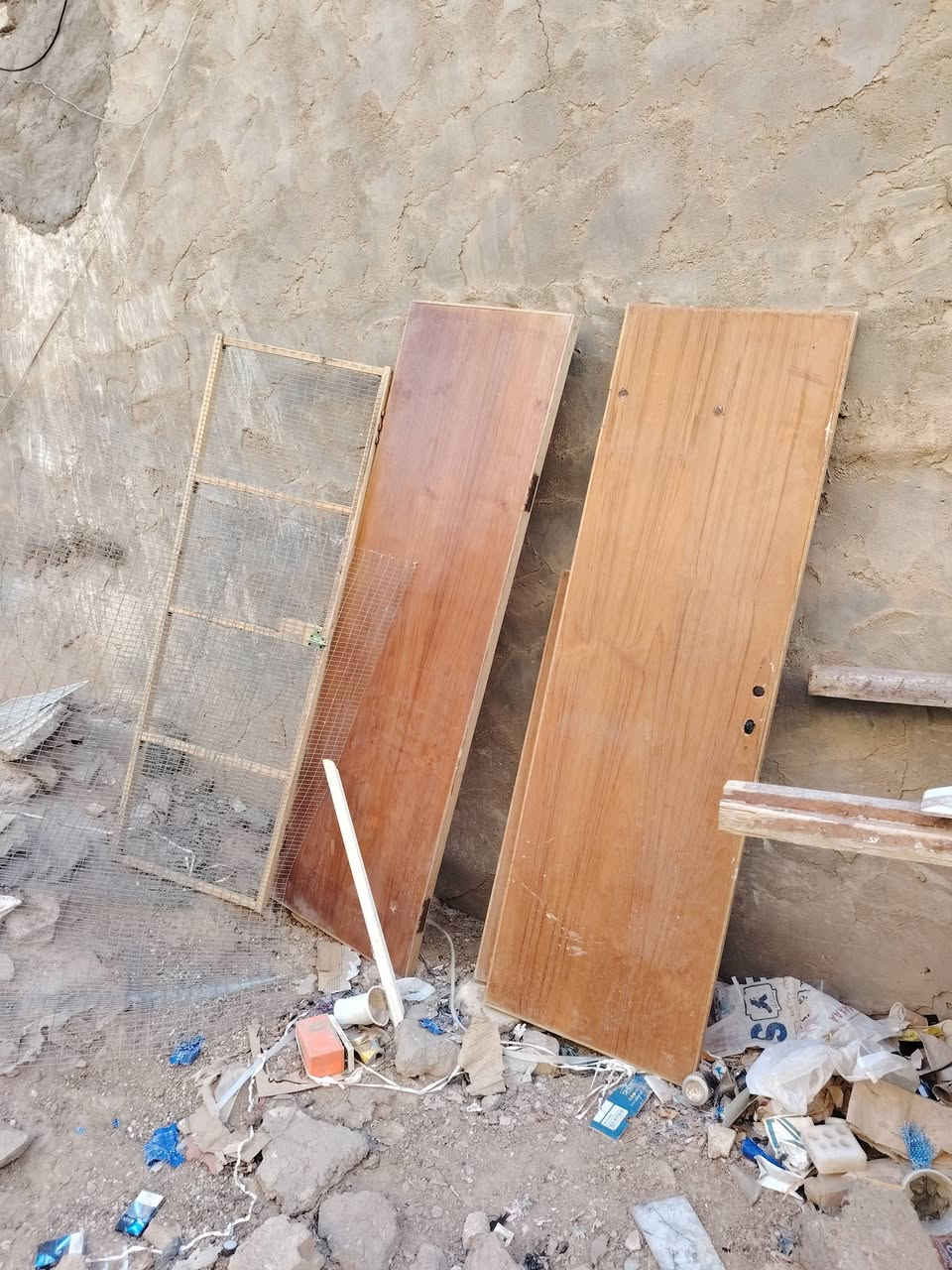 السلام عليكم بيبان كليدور عدد 2 وباب قفص للبيع السعر الخاص أو ***********

