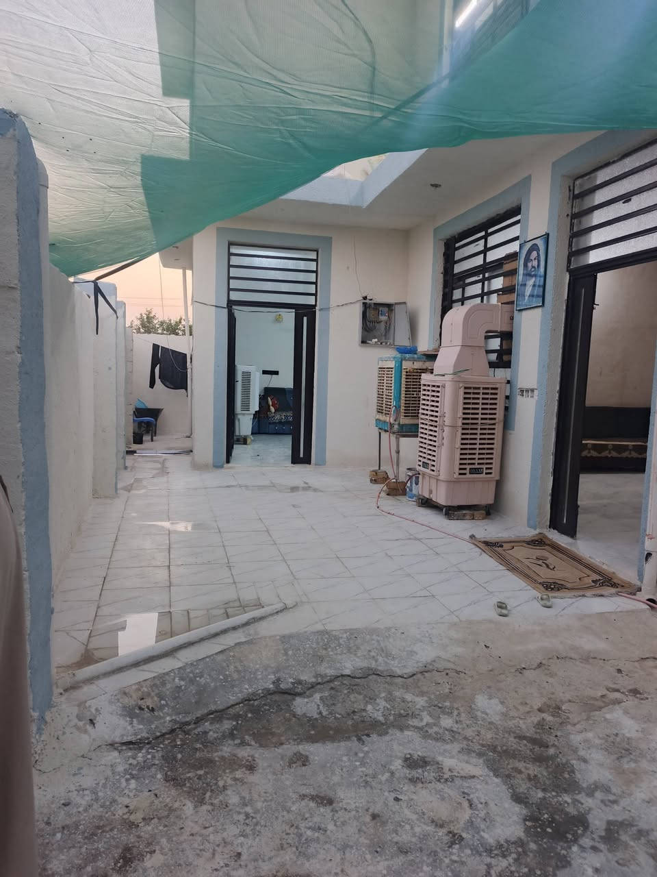سلام عليكم بيت المساحة 300 طابو صرف زراعي بناء حديث 
طابقين الطابق الثاني استقبال ثمانية في خمسه صالة خمسه في سته غرفة خمسه في أربعة الطابق الثاني صالة خمسه في سته غرفة خمسه في سته غرفة خمسه في أربعة الطابق الثالث غرفة خمسه في أربعة يبعد عن الشارع الخدمي والسريع 500امتار قرب مخازن بيت مرجان قرب حي الجزائر تلاث دقائق التلفون ***********
