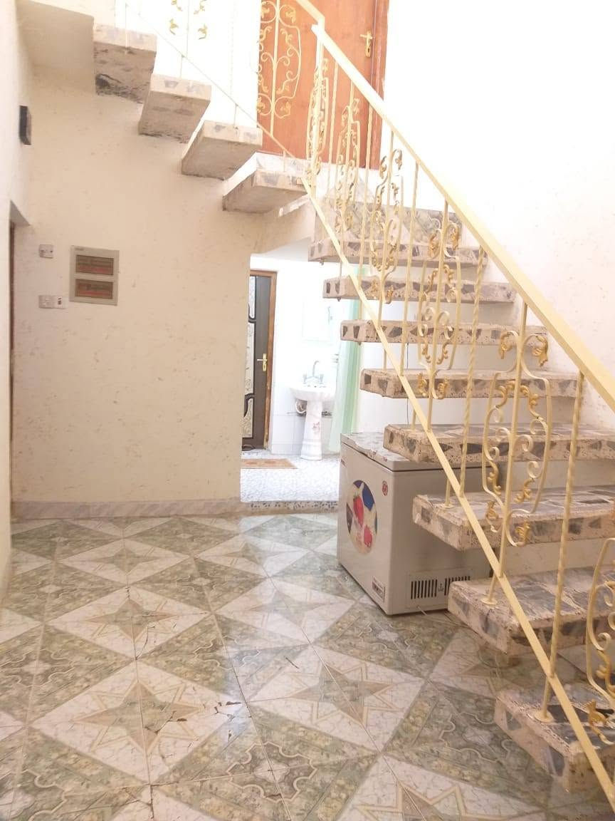 يا الله 
بيت لبيع مساحة ٣٠٠ متر 
موقعة باب طوريج عامود ٣٠ 
يبعد عن الحرم ٣ دقايق مشي 
يحتوي البيت على ثلاث غرف
 وهول واستقبال ومطبخ حار وبارد
 صالة وسطية ثلاث صحيات
 كراج سيارة مع حديقة فيه اشجار
سعر ٣٠٠ مليون 
للستفسار ***********
