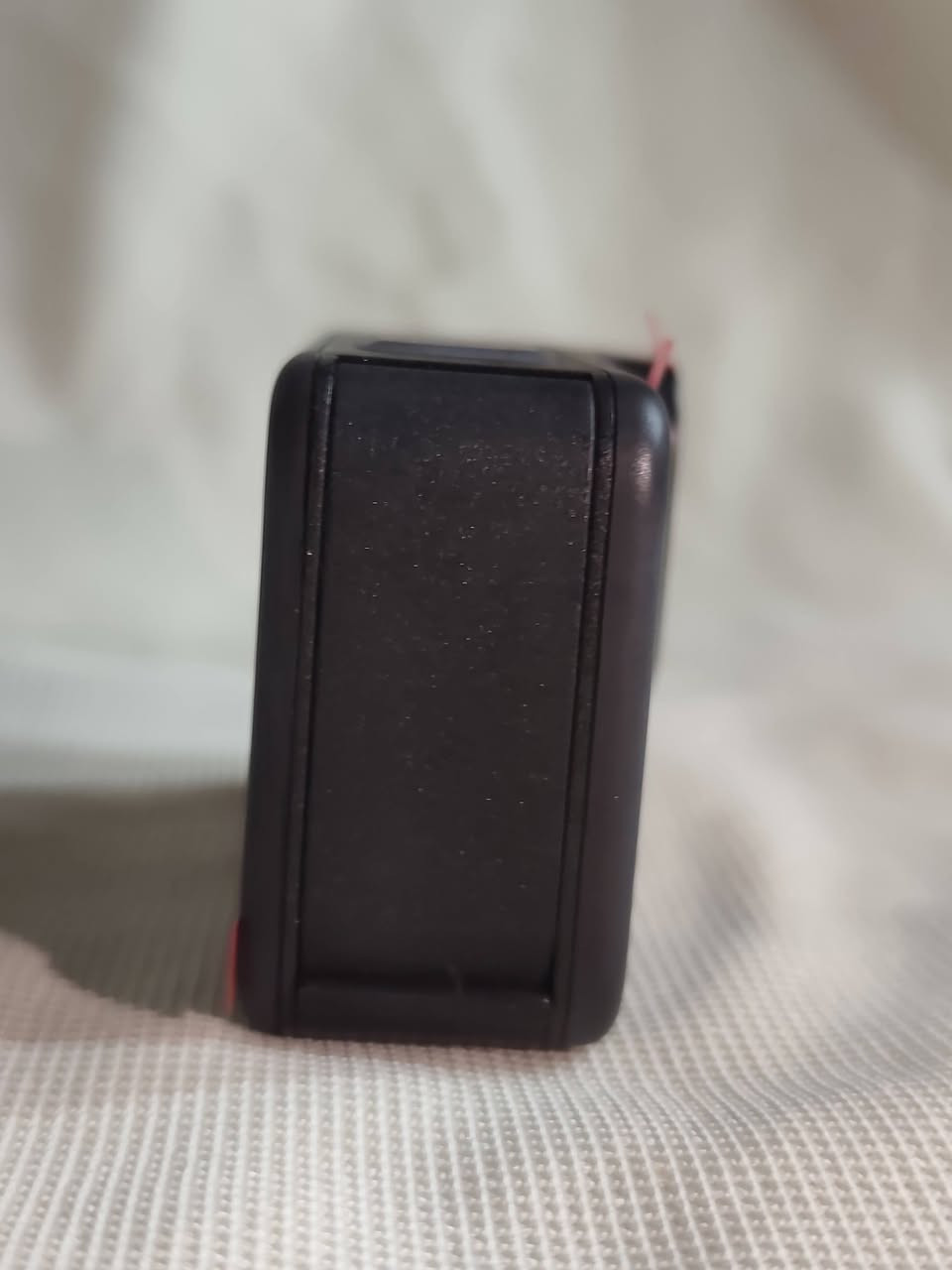 جديدة ممشتغلة بعدها باللزكات واذا بيها شخط تاخذها بلاش
السعر (350 الف)💲💲
للتواصل ***********

🎥 GoPro HERO10 Black
دقة الفيديو: تصل إلى 5.3K
معدل الإطارات: حتى 60fps بدقة 5.3K
4K: حتى 120fps
2.7K: حتى 240fps
الصور: 23MP
التثبيت: HyperSmooth 4.0
الشاشات: شاشة أمامية ملونة + شاشة خلفية لمس
المعالج: GP2
التصوير الليلي: Night Lapse وميزات تصوير منخفض الإضاءة
مقاومة الماء: حتى 10 أمتار بدون غلاف إضافي
التحكم الصوتي: نعم
Wi-Fi وBluetooth: نعم
نقل الملفات: عبر USB-C وتطبيق GoPro Quik
البطارية: Enduro متوافقة، وتوفر أداء أفضل في البرودة مقارنة بالبطارية القياسية
العدسة: قابلة للتبديل، ومتوافقة مع بعض ملحقات GoPro MAX Lens Mod
الأبعاد: تقريبًا 71.8 × 50.8 × 33.6 ملم
الوزن: حوالي 153 غرام
أبرز ميزة: تصوير 5.3K/60fps مع تثبيت HyperSmooth 4.0، وهذا يخليها ممتازة لتصوير قيادة الدراجة والمحتوى الاحترافي.
