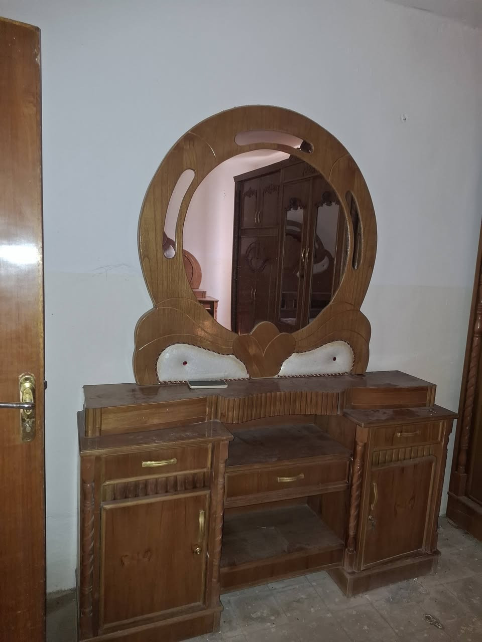 السلام عليكم غرفه خشاب كامله وجديده مستعمله قليل اي ضرر مابيه مناسبه التفاصيل ***********
