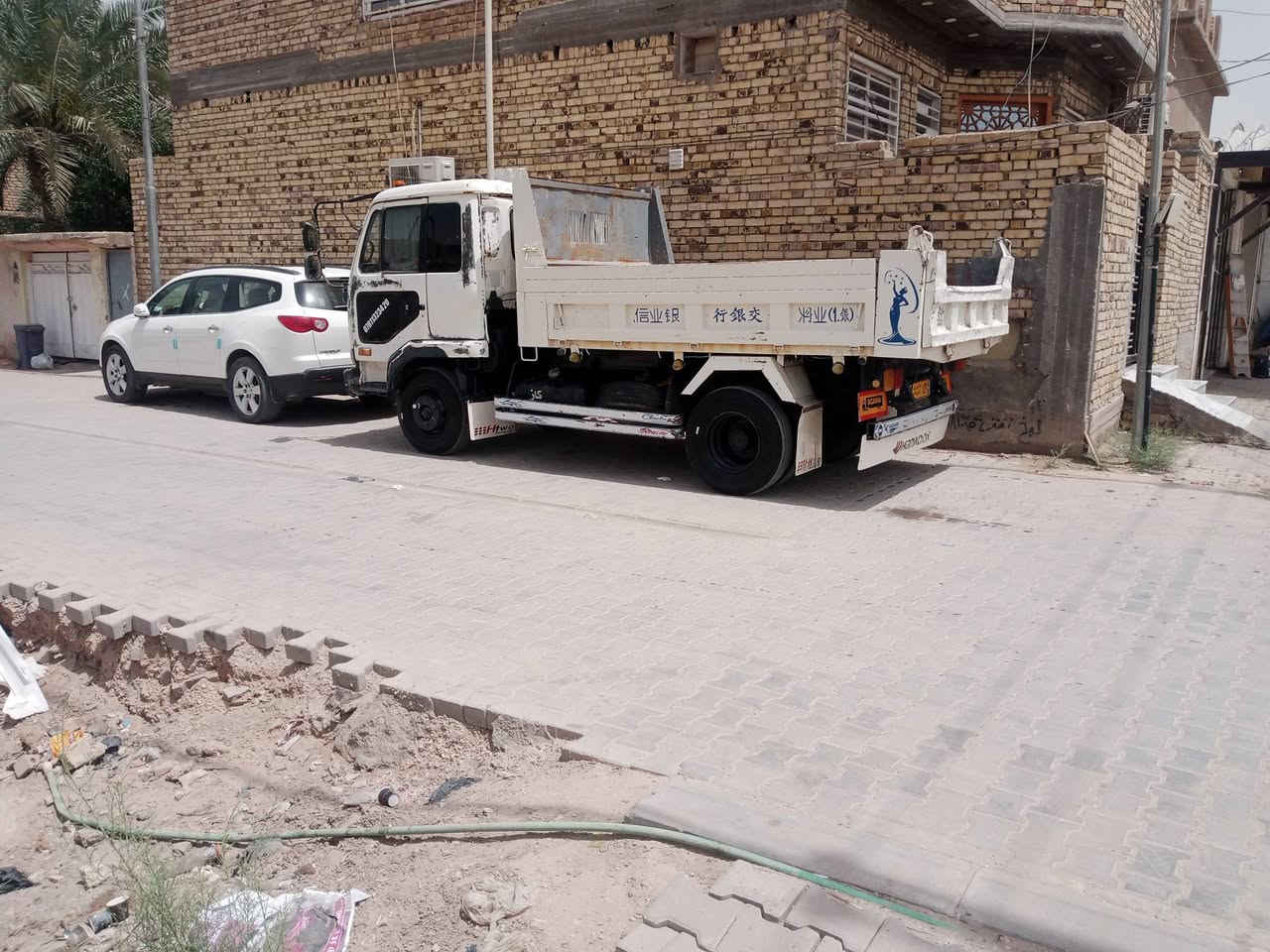 سلام عليكم سياره نسان قلاب بلادي  موديل منزل 97 مكينه وكير وشاصي مكفولات حداديه جديده تبريد ثلج تخم تاير تريد مداور تريد وكالا العنوان ديوانيه ***********
