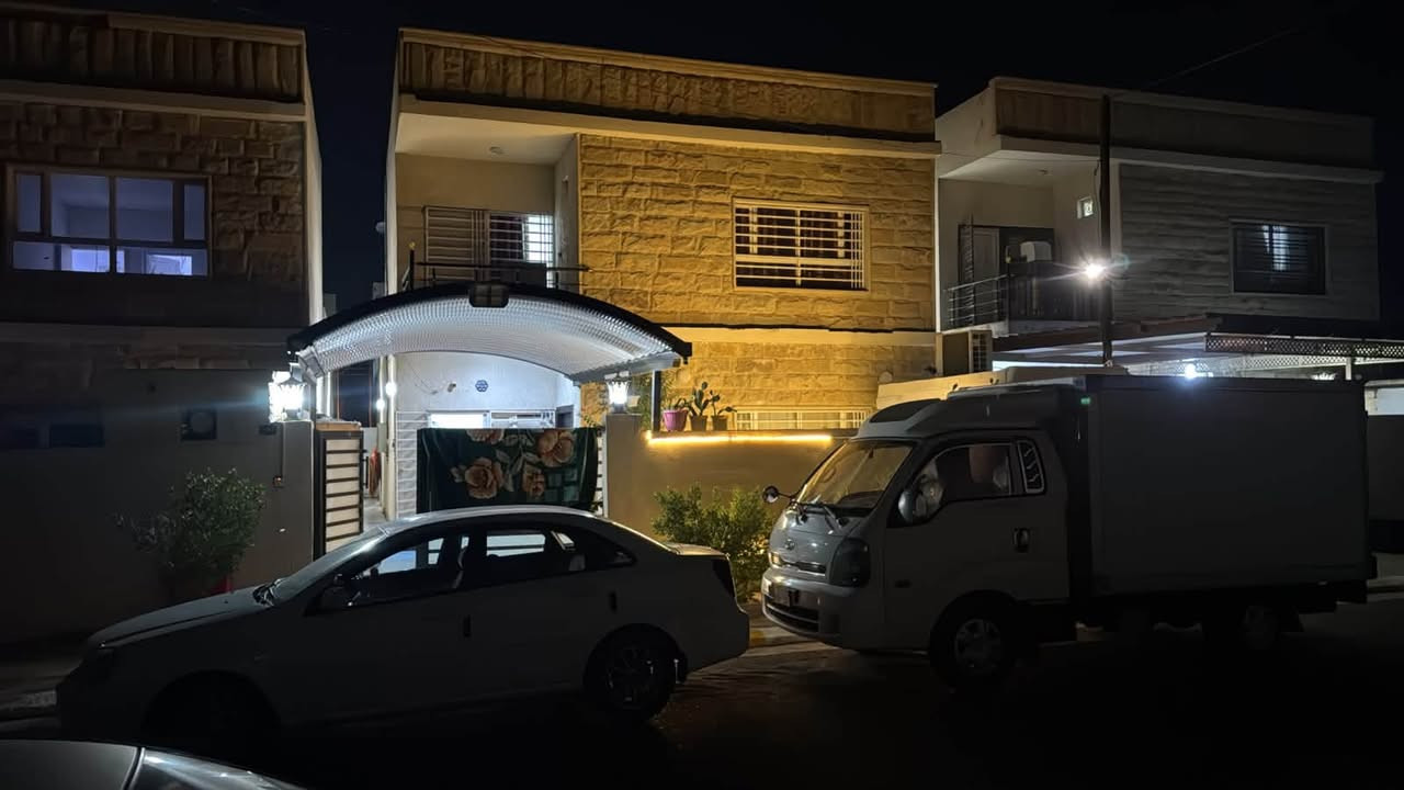 🏡 فرصة استثمارية وسكنية لا تُعوّض | منزل للبيع في مجمع القرية الأنكليزيه
هل تبحث عن السكن الراقي والراحة التامة؟ منزل أحلامك بانتظارك في موقع مميز وبمواصفات بناء رقم واحد!

​📌 تفاصيل وعقارات العقار:

​المساحة: 200 متر مربع.

​الموقع: بصف الركن – شارع عريض بعرض 15 متر.

​الحالة: جاهز للسكن الفوري.

​🏗 التصميم والمعمار (درجة أولى):

​عدد الطوابق: طابقين متكاملين.

​الواجهة: حجر حلان فاخر وبناء عصري.

​غرف النوم: 4 غرف نوم واسعة.

​الاستقبال: صالة استقبال فخمة وفسيحة.

​الخدمات: 3 مجموعات صحية متكاملة.

​الخارج: حديقة منزلية مرتبة.

​💰 السعر وطريقة الدفع:

​السعر: السعر الكلي 160 مليون 

يباع بمقدمه 65 مليون بيه مجال 

وباقي المبلغ يدفع على شكد اقساط شهريه 549 ألف شهري بدون قسط سنوي 

​📞 للتواصل والاستفسار أو لمعاينة المنزل:

​رقم الهاتف: [***********)***********]

​الموقع: مجمع القرية الانكليزيه
