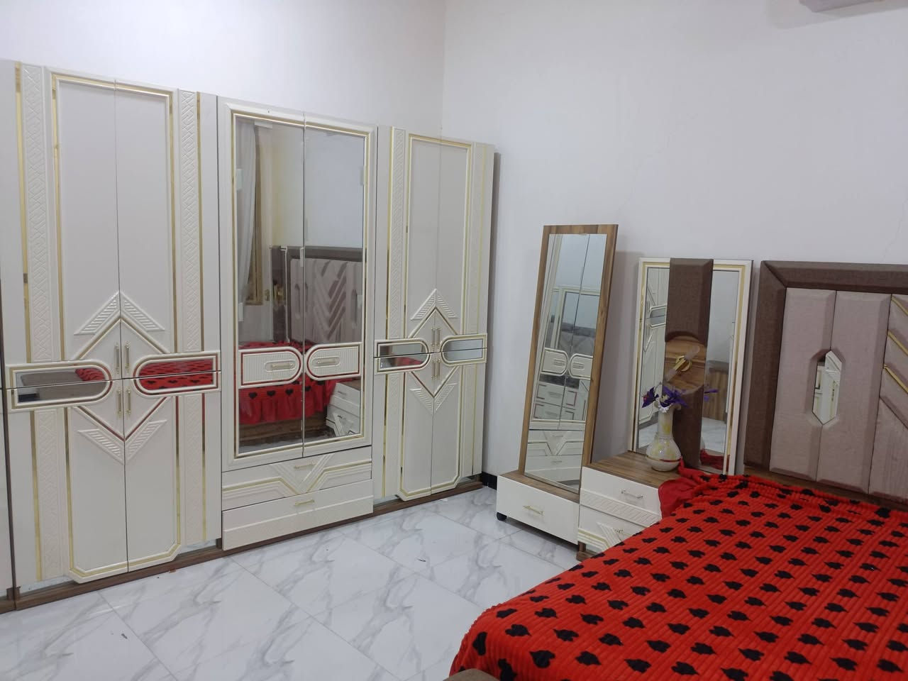 السعر مليون و ٤٠٠ وبيها مجال استخدمه قليل 

***********
