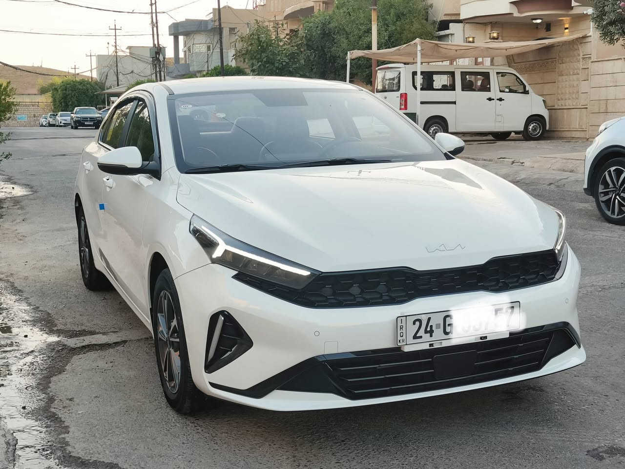 كيا k3 موديل 2024 رقم دهوك باسمي
السياره كفاله عامه ماشيه 17 الف فقط باسمي تحويل مباشر 
المواصفات 
محرك 1500 دبل نوزل 
شاشه وكامره وحساسات امامي وخلفي 
تحكمات ستيرن جهتين 
دشبول الكتروني وتبريد الكتروني ايضا 
كشنات جلد اسود 
4 انظمه للقياده 
لايتات لد وبك لايت لد 
سلايت 
وبعد بيها مواصفات ومواصفاتها معروفه ميحتاج اذكرها 
السعر 142 
***********
