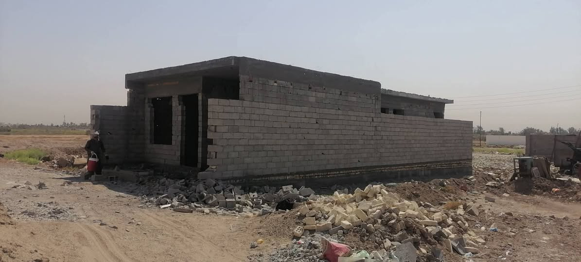 سلام عليكم قطعه مساحه ٣٠٠ متر من ضمنه هيكل مساحه ١٥٠ متر طابو سند ٢٥ منطقه الدوانم وره السريه ثانيه كامله مي وكهرباء وشارع ٩ متر اتصال هاتفي *********** سعر ٥٥ وبيه مجال شغل درجه اولى وشوف بعينك
