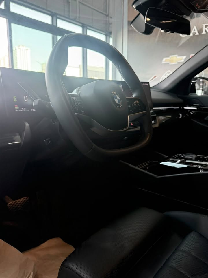 Bmw  530i ( 2025) سیارة كلين تايتل بدون ضبغ و بارد بدون شخط. سيارة مكفولة دعاميية لل دعاميية. ***********
