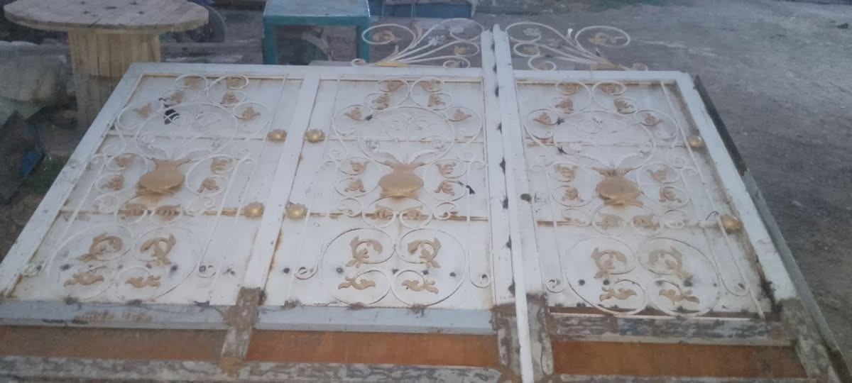 باب تزكام سحب 3 في 2 حديد ثقيل مترين سحب ومتر فتح عنوان انوار الباب تزكام بعدني ماصابقه التواصل عل رقم ***********

