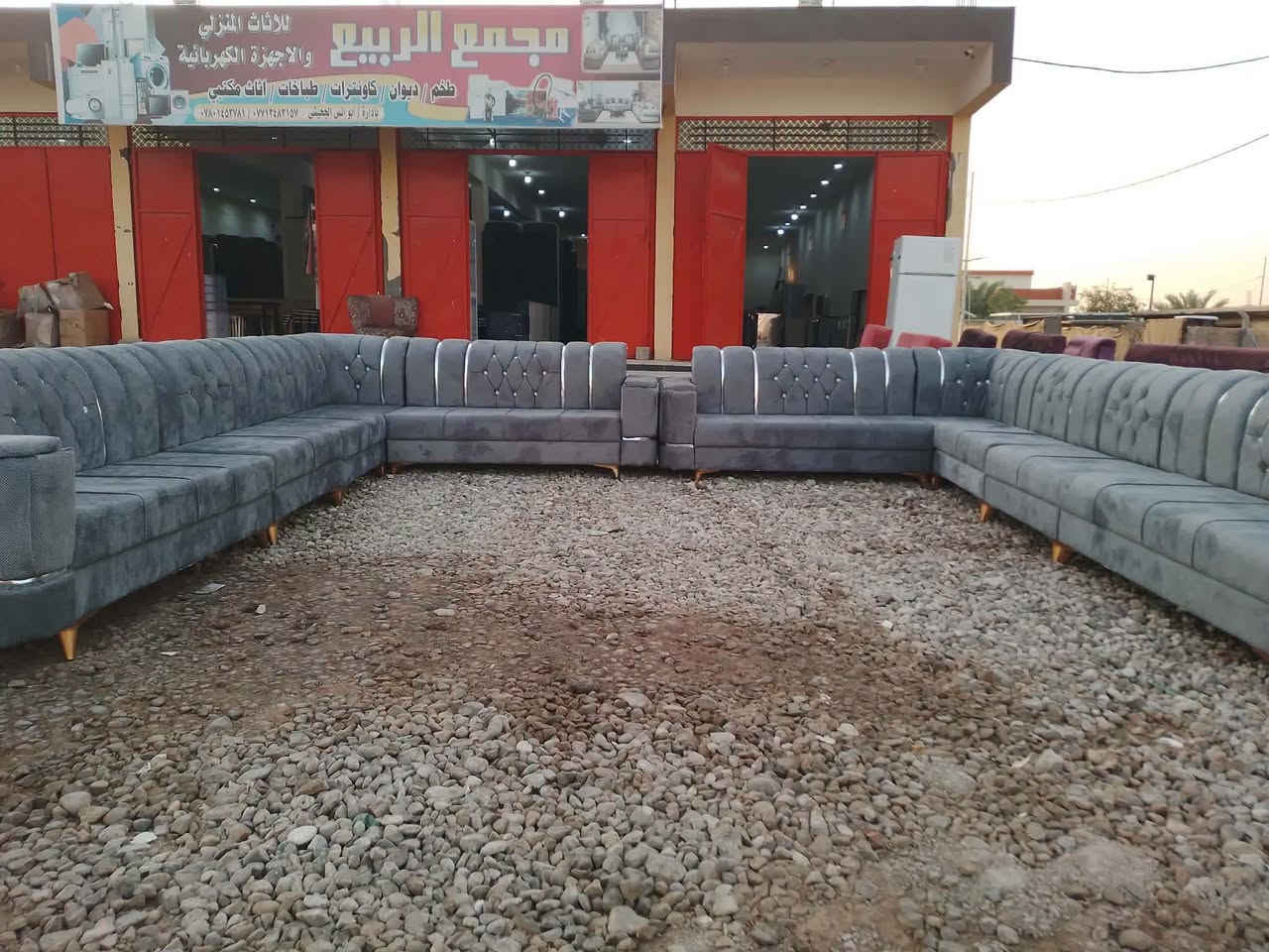 مجمع الربيع للأثاث المنزلي". 
أجمل الاثاث وافضل الاسعار
العنوان الصويرة قرب محطة رضا الصالح الثانية
بالسايد اللي رايح للصويرة
اهلا وسهلا بكم

نص مكتوب في الصور:
- طقم / ديوان / كاونترات / طباخات / اثاث مكتبي
- بإدارة / ابو أنس الجحيشي *********** / ***********