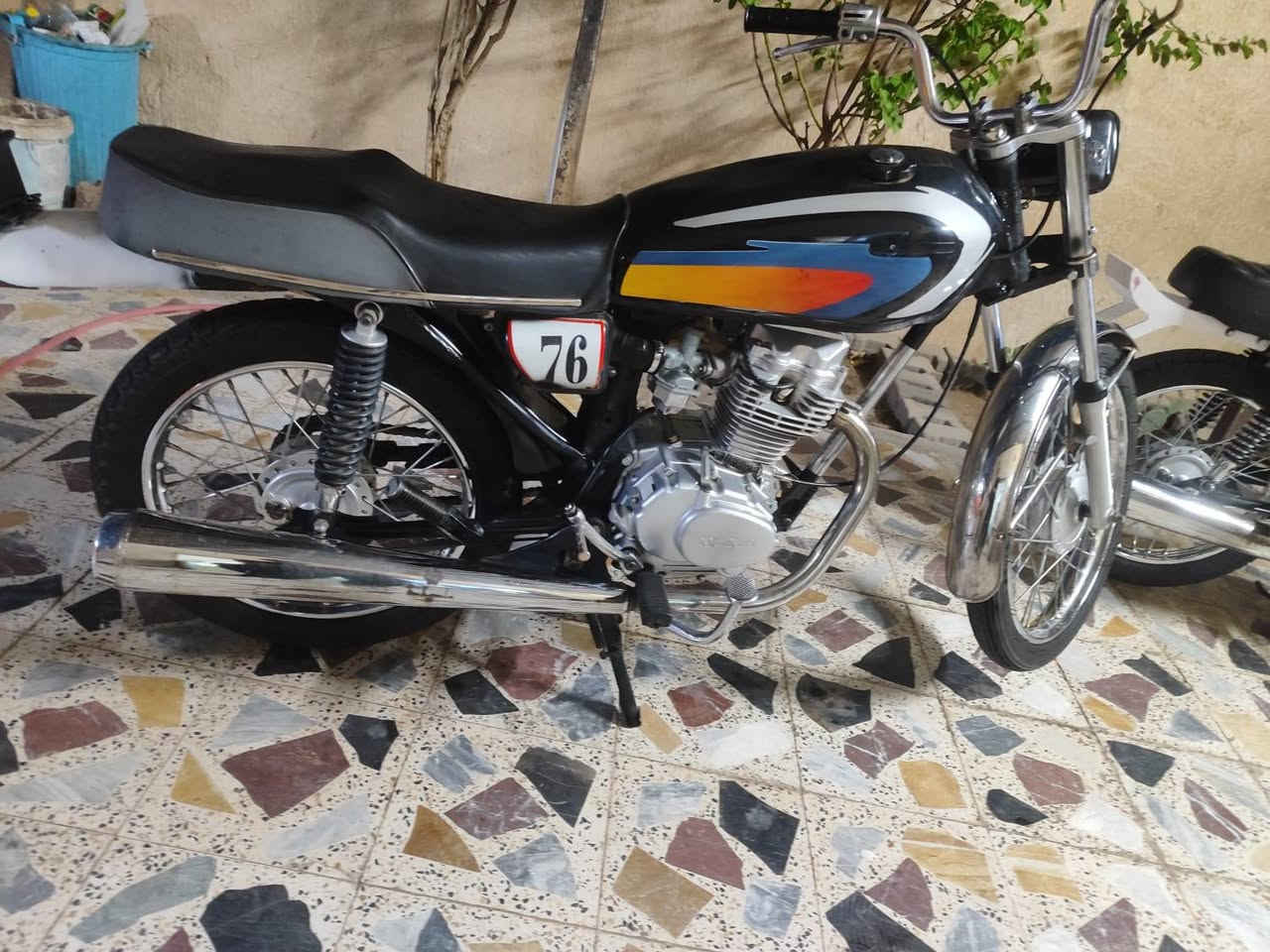 سلام عليكم دراجه للبيع نامه بدون اوراق دراجه فول فصله وسرعه مكاني بل مدثره سعره 650 وبيها مجال رقمي ***********
