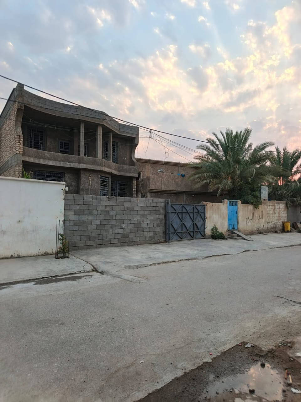 بيوت عدد ثنان مساحة البيت الواحد 300 للبيت الأول يتكون من ديوانيه و مطبخ وصاله واربع غرف نوم طابقين وللبيت ثاني ديوان وصاله و مطبخ وثلاثه غرف نوم طابقين على شارع الرئيسي عرض شارع 12 العنوان حي امينه سعر 105وبيه مجال بسيط تواصل مع رقم الهاتف الموجود ***********
