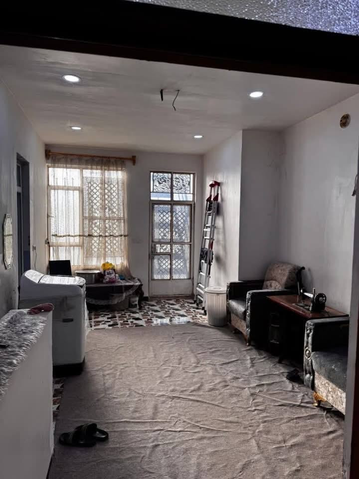 السلام عليكم 
بيت للبيع 
طابو سند 25 
195 متر 
بغداد المدائن سلمان باك مجاور الدله 
بيع مع الاثاث او فارغ 
2 طابق 
4 غرف نوم 
استقبال خارجي معزول 
5 صحيات وانتو بكرامه 
بيت جاهز بناء 23 جديددد 
للاستفسار 
 ***********  اتصال او واتساب 
‏
