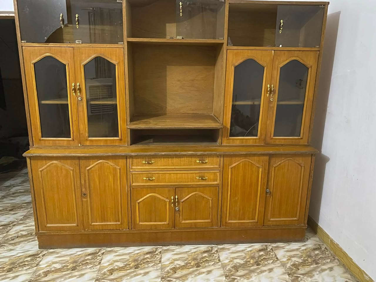 ‏سلام عليكم بوفيه للبيع سعر 150 وبها مجال الرقم***********
