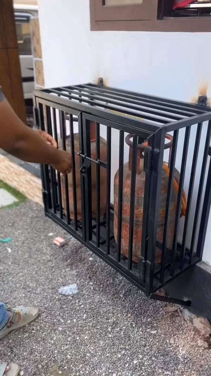 🔨 حدادة ولحام بأعلى مستويات الدقة والإتقان

ننفذ جميع أعمال الحدادة:
✔️ أبواب حديد
✔️ سياجات
✔️ شبابيك
✔️ مظلات وكراجات
✔️ أعمال حسب الطلب

جودة مضمونة وأسعار مناسبة 
​لا تشتري حديد رخيص وتندم بعد سنة!.. اشتري المتانة وراحة البال 🛑🔩
​بيتك هو أمانك، ولأننا نخاف على أمان بيتك، نقدملك أقوى أعمال الحدادة 🛠️🎨
​أسعارنا واضحة وبدون أي تكاليف مخفية:
​✨ ليش تختارنا؟
1️⃣ دقة بالموعد (نسلمك باليوم المتفق عليه).
2️⃣ صبغ أساس مقاوم للزنجار (الصدأ).
3️⃣ تشطيب نظيف ومظهر عصري.
​👇 (شاهد نظافة شغلنا في الصور) 👇
📞 للحجز أو الاستفسار، ارسل لنا رسالة أو اتصل على: [***********]
العنوان حي الجامعه قرب البيطره
