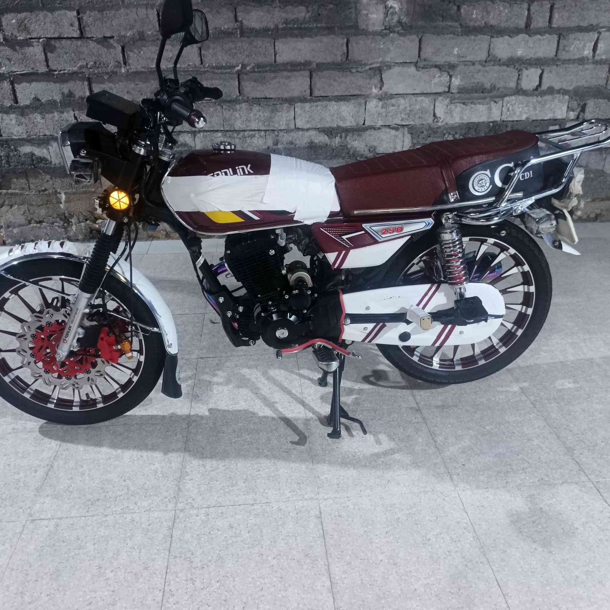 السلام عليكم شباب دراجة إيراني سولنك مكينة  250CC للبيع الدراجة ماصار هواي من مشدوده وماناقصها برغي واحد نشاط فول سعرها مليون و 350 وبيها مجال الشراي يتصل ***********
