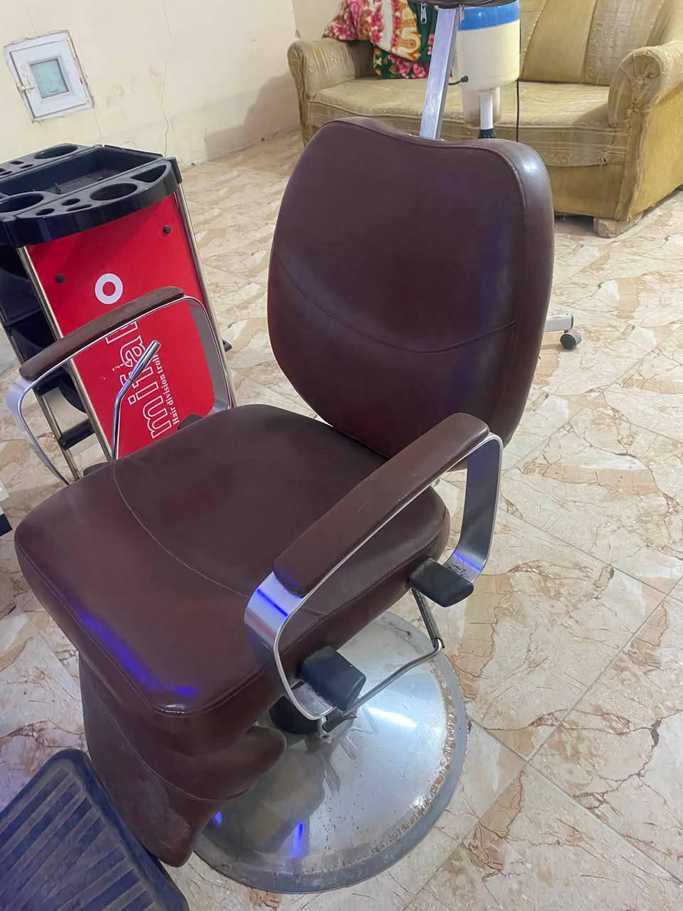 السلام وعليكم يوجد غراض محل حلاقه مجهز بالكامل
2 كراسي حلاقه 
2مرايات طوال يوجد فيها نشرات
ميز جرارات متحرك للادوات 
ميز تعلاك طويل
بخار تنظيف
السعر كامل ٦٠٠ الف 
للتواصل ***********
