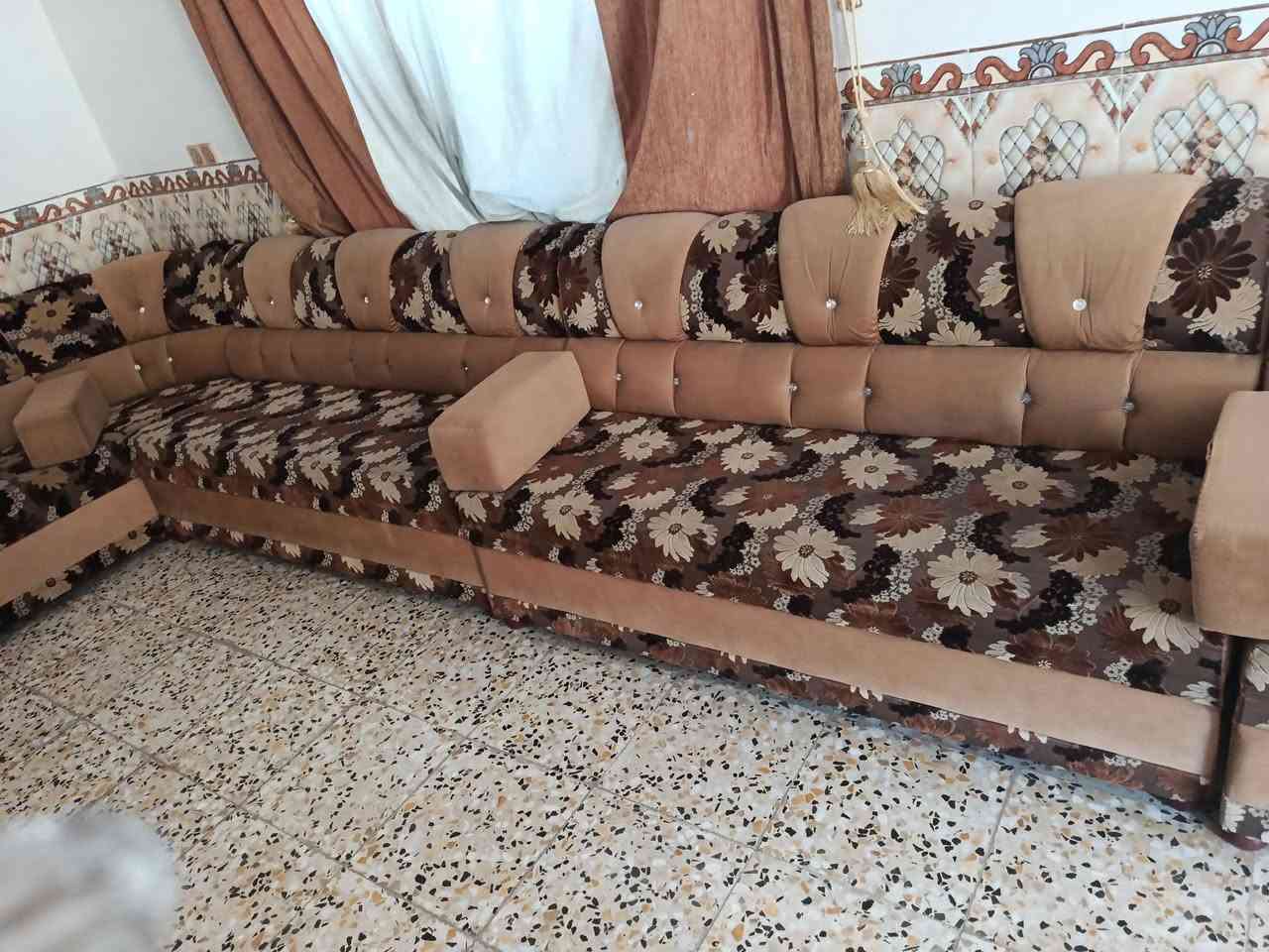 متاح للبيع ديوان تسكام عراقي  18 متر بعده جديد مامستخدم ونضيف لونه مثل ما واضح ب صور مكانه حله قرب معمل الغاز للاستفسار اكثر خاص او اتصل ***********
