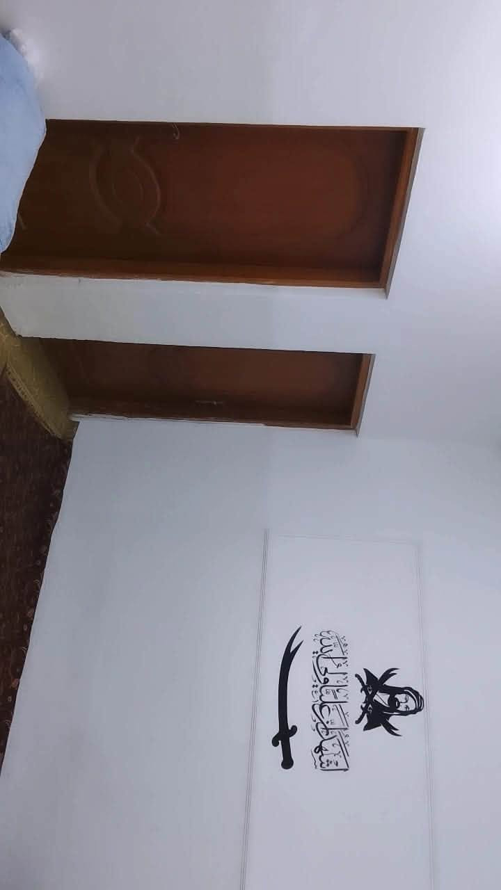 ✨🏡 للبيع… دار سكنية مميزة وبسعر منافس 🏡✨

━━━━━━━━━━━━━━━━━━

📍 الموقع:
شارع علي قمارة – نزلة التبليط الجديد – قرب المعارض.

🏠 تفاصيل العقار:

📜 النوع: زراعي (سنة 25)
📐 المساحة: 150 متر²
🛏️ الغرف: غرفتان (4×5 م)
🛋️ استقبال واسع
🪑 صالة مريحة
🍽️ مطبخ
🌀 حولي درج.   + مجمع صحيات داخلي وخارجي ❄️

🏗️ نوع البناء:
🧱 بلوك
🏛️ السقف عقادة

📅 سنة البناء: 2012

━━━━━━━━━━━━━━━━━━

💰 السعر: 75,000,000 دينار عراقي
🤝 قابل للتفاوض  فقط.

📞 للاستفسار والمعاينة:
‏***********
🏢 مكتب الإمارة للخدمات

🌟 فرصة مميزة لمن يبحث عن دار جاهزة للسكن، في موقع حيوي وقريب من الخدمات. سارع بالحجز قبل البيع.
