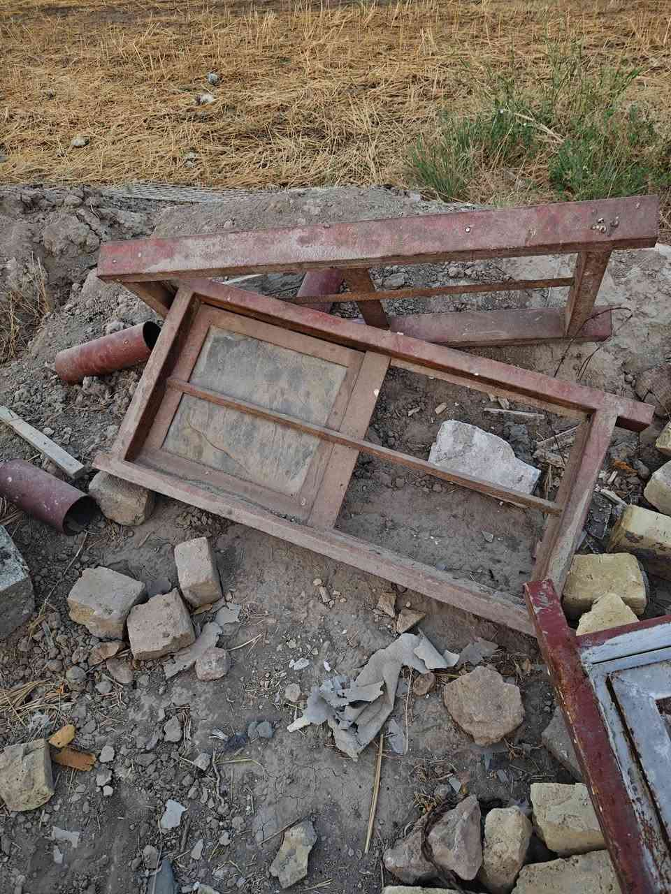 السلام عليكم بيع شبابيك عدد 19 مترو 20 مربع عدد سته متر في 50 حديد تزكام ثقيل سعر المجموع الكل 600 وبيهن مجال مكانها للدغاره ***********
