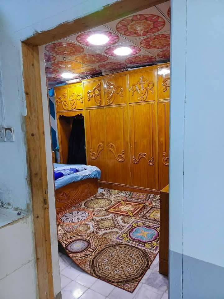 سلام عليكم بيت بلديه معامله كامله واصله للتقييم المساحة ١٣٠متر بي ٣غرف وصاله وستقبال وتخاريج ومطبخ غرفه سويت المكان النجف حي الشهداء خلف مركز الأحداث الرقم ***********
