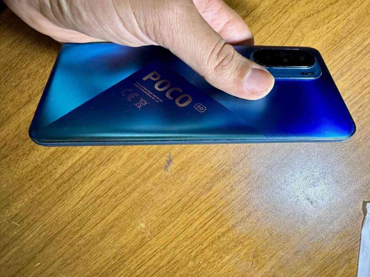 للبيع تلفون بوكوفون اف 3 نسخة 256 رام 8 كيكا
جهاز حيل نضيف مع الباكيت مكفول من الفتح والتصليح مواصفات

‏📱 POCO F3 8/256GB
* الرام: 8GB LPDDR5
* التخزين: 256GB UFS 3.1
* المعالج: Snapdragon 870 5G، بدقة تصنيع 7nm، بسرعة تصل إلى 3.2GHz
* كرت الشاشة: Adreno 650 
* الشاشة: 6.67 بوصة AMOLED
* الدقة: 2400×1080 FHD+
* التحديث: 120Hz
* اللمس: 360Hz
* الحماية: Gorilla Glass 5
* الكاميرا الخلفية: 48MP + 8MP واسعة + 5MP ماكرو
* الأمامية: 20MP
* تصوير الفيديو: 4K@30fps
* البطارية: 4520mAh
* الشحن: 33W سريع 
* الشبكة: 5G
* السماعات: ستيريو مزدوجة + Dolby Atmos
* Wi-Fi: Wi-Fi 6
* NFC: موجود
* بصمة: جانبية
* الوزن: 196 غرام
* السماكة: 7.8 ملم 
والأهم: رغم أن الجهاز قديم نسبيًا، معالج Snapdragon 870 بعده قوي جدًا للألعاب والاستخدام اليومي، ونسخة 8/256 هي الأفضل من نسخ F3.
السعر 225 الف مجال قليل 
العنوان بغداد 
للتواصل *********** يوجد واتس اب

