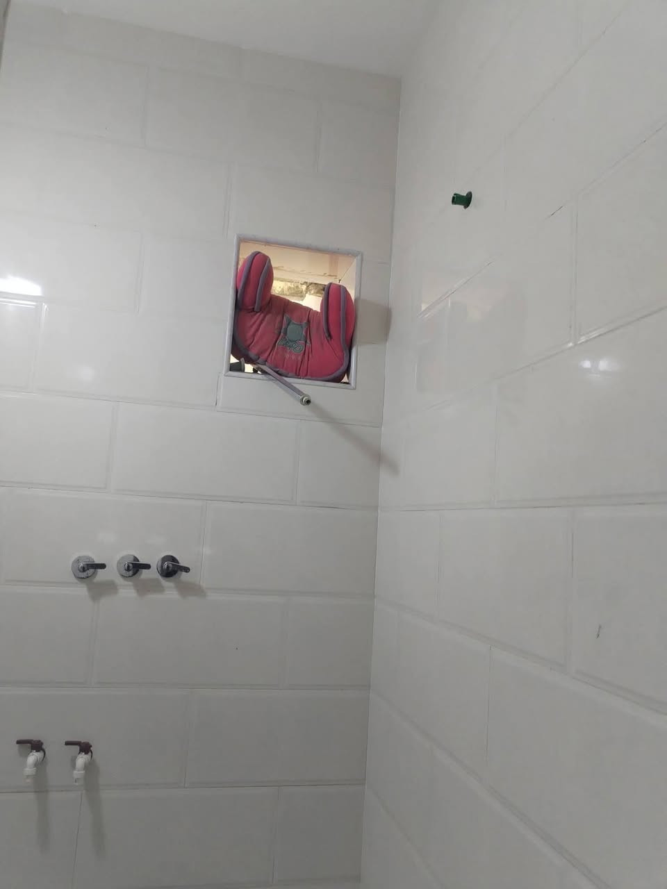 بيت للبيع في بغداد / العبيدي

الموقع: العبيدي - الرئاسة - شارع 20 - شارع معمل البيبسي - شارع السادة - زراعي سند 25 - كاع ابو علي الدراجي قرب السدة
يبعد 50 متر فقط عن شارع 20 الرئيسي.

المساحة: 80 متر ( 15 × 10 ) طابقين
البناء: بيت جديد ونظيف جداً

التفاصيل:
الطابق الأرضي: صالة + استقبال + هول + مطبخ
الطابق الثاني: غرفتين نوم + هول + حمام (يوجد بعض النقوصات البسيطة في الطابق الثاني ونقص كاشي)

الخدمات:
الفرع مبلط بالكامل
مجاري جاهزة
كهرباء جاهزة
فقط الشارع العام المؤدي الى شارع 20 غير مبلط لمسافة 50 متر

السعر: 52 مليون وبي مجال بسيط جداً
***********
