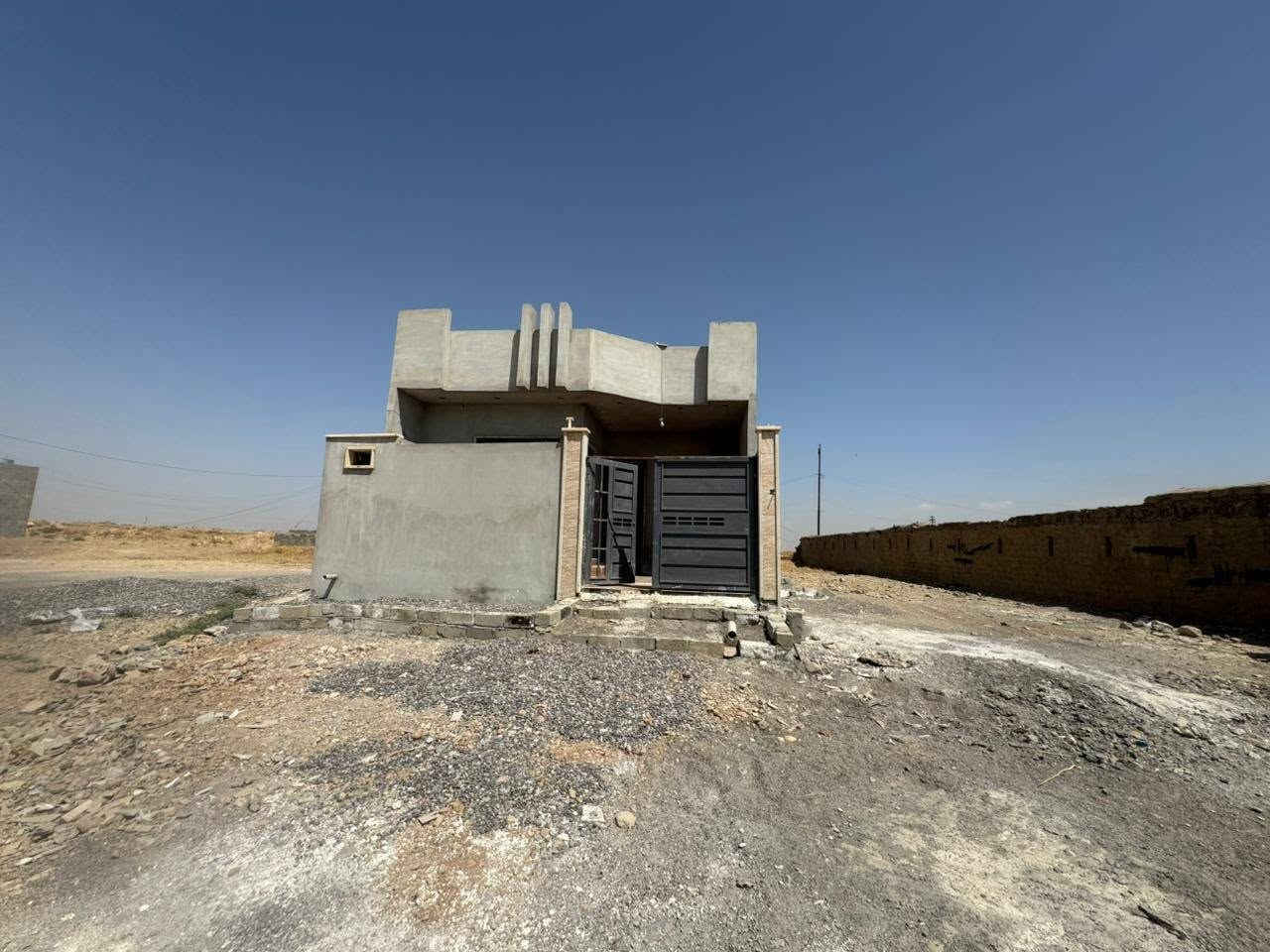 بيت للبيع مدخل اسواق ابوعلي قرب جسر السادس بناء حديث البيت بي نقص ثانوي كهرب مرحلة ثانية صبغ وطني بي المي قريب تشترك السعر 65ابي مجال المساحة 150متر الواجهة سبعة ونص والنازل عشرين رقم ***********//***********
