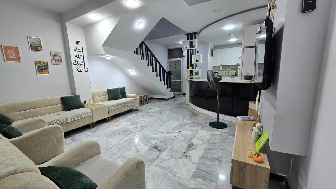 السلام عليكم بيت للبيع او مراوس بقطعه 🏠 مساحه 100متر طابقين حي امن الداخلي مطلوب اسكان ٤٧مليون السعر للبيع ١٠٠مليون مع الاثاث سبالت 4
تواصل على ارقام المكتب
