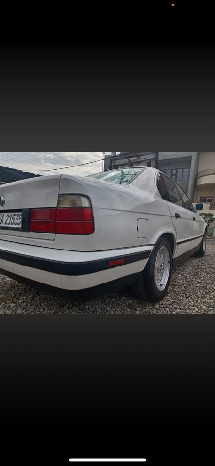 BMW 520i 
مۆدێل ١٩٩٠ گێڕو مەکینەی بە شەرت پارچەو پەڵەیەک بۆیاخی هەیە کوشن سیاحی ناوو دەری جوان ماوەتەوە سڵاید گەرمی مەزبوت سەنەوی تا نزیکی 2030 تازەیە تەحویل بە شەرت چەکوشی پێوە نیە قرچێکی بەسیتی هەیە شایەنی باس نیە سعری ٥٤ گەڵا معامەلەیەکی کەم لە سلێمانیم ابراهیم ئەحمەد
***********
