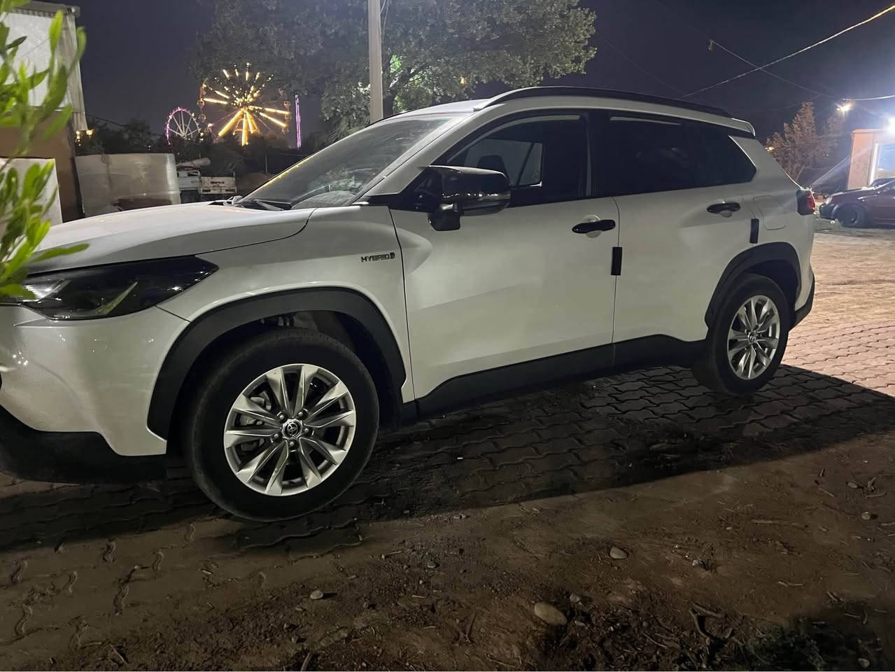 📣 للبيع: تويوتا كورولا كروس (Corolla Cross) موديل 2022 – وارد خليجي (شركة ساس - SAS)
سيارة عائلية هجينة (Hybrid) تجمع بين الاعتمادية اليابانية والارتفاع المناسب للشوارع مع اقتصاد خيالي في استهلاك الوقود.
مواصفات المحرك والأداء:
 المحرك: 1.8 ليتر هايبرد (4 أسطوانات)
 القوة الإجمالية: 122 حصان
 ناقل الحركة: أوتوماتيك CVT بنظام دفع أمامي (FWD)
 معدل استهلاك الوقود: ممتاز جداً (تصل إلى 23.7 كم/ليتر)
المواصفات الخارجية:
 إضاءة أمامية وخلفية LED مع كشافات ضباب
 عجلات ألومنيوم قياس 17 إنش
 سكة سقف (Roof Rail) وجناح خلفي
 مرايا جانبية كهربائية قابلة للطي
 حساسات خلفية وركن
المقصورة والراحة:
 نظام دخول ذكي (بصمة) وتشغيل المحرك بضغطة زر
 شاشة لمس مع دعم Apple CarPlay و Android Auto
 تكييف أوتوماتيكي مع فتحات تكييف خلفية
 مثبت سرعة (Cruise Control)
 كاميرا خلفية وشاحن لاسلكي
أنظمة الأمان:
 نظام التحكم بثبات السيارة (VSC)
 نظام منع إغلاق المكابح (ABS) ومساعد الصعود (HAC)
 نظام مراقبة النقاط العمياء (Blind Spot Monitor)
 وسائد هوائية متكاملة
معلومات السيارة والتواصل:
 المسافة المقطوعة: 120,000 كم
 حالة البودي: بدون صبغ (فقط رصعتين بارد)
 الرقم: سليمانية
 السعر: خاص (على الخاص)
 للتواصل والاستفسار: *********** كركوك, العراق
