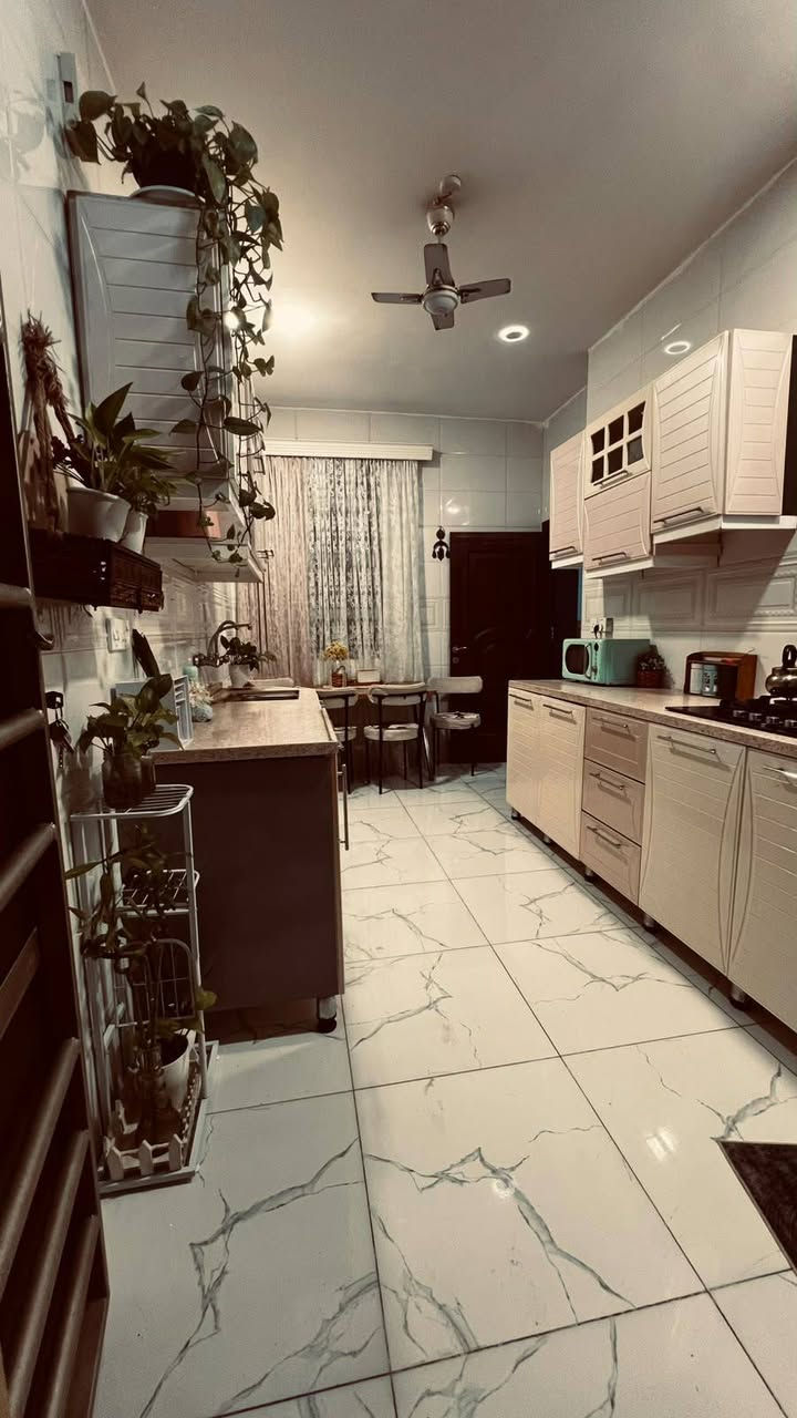 🏡✨ فرصة مميزة للسكن في مجمع الرواد ✨بيت للبيع 🏡

إذا تبحث عن بيت مرتب، عملي ومناسب للعائلة وبموقع قريب من أهم الخدمات، فهذا البيت قد يكون اختيارك المثالي ❤️

📍 موقع مميز وقريب من:
🏥 المستشفى التركي
🎓 جامعة واسط
🛍️ الأسواق والخدمات

🏠 مساحة البيت:120م²

🔸 الطابق الأرضي:
🛏️ غرفة نوم
🍳 مطبخ
🛋️ صالة
🏡 هول داخلي
🚿 حمام داخلي + حمام خارجي

🔸 الطابق الأول:
🛏️ غرفة نوم بنظام سويت مع حمام خاص

💰 المقدّمة: 60 مليون دينار
🏦 القسط الشهري للمصرف: 548 ألف دينار فقط
💵 المدفوع للمصرف العقاري: حوالي 25 مليون دينار

⭐ بيت جاهز للسكن

📞 للاستفسار اكثر الاتصال على ***********
