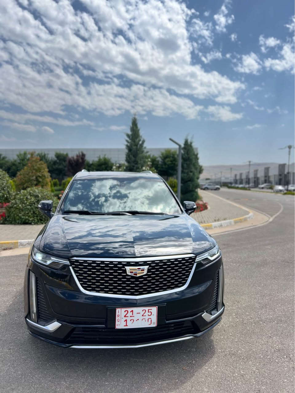‎🚘 للبيع – Cadillac XT6 موديل 2023 – اللون الأسود الفاخر

‎💰 ( فحص مؤقت ) بدون رقم 

⸻
‎⚙️ المواصفات الفنية:
‎ • المحرك: 3.6 لتر V6 بقوة 310 حصان
‎ • ناقل الحركة: أوتوماتيك 9 سرعات سلس وسريع الاستجابة
‎ • نظام الدفع: دفع رباعي (AWD) – ثبات ممتاز على الطرق
‎ • الوقود: بنزين
‎ • عدد الكيلومترات: [أدخل الرقم هنا]
‎ • التسارع: من 0 إلى 100 كم/س في 6.9 ثانية
‎ • استهلاك الوقود: حوالي 9.4 لتر لكل 100 كم (قيادة مختلطة)
ماشی ٨٧ الف مایل

⸻
‎🎯 المزايا الداخلية:
‎ • مقاعد جلد طبيعية فاخرة – 3 صفوف تتسع لـ 7 ركاب
‎ • مقاعد أمامية كهربائية مع خاصية التدفئة والتبريد
‎ • مقاعد الصف الثاني قابلة للطي والإنزلاق بسهولة
‎ • نظام صوت Bose فاخر بـ 14 سماعة لتجربة صوتية راقية
‎ • شاشة لمس وسطية 8 إنش + دعم Apple CarPlay و Android Auto
‎ • تحكم بالمناخ ثلاثي المناطق لكل صف تحكم مستقل
‎ • سقف بانوراما واسع يمنح إحساس بالرحابة
‎ • شحن لاسلكي للهاتف + منافذ USB أمامية وخلفية
‎ • إضاءة داخلية محيطية متعددة الألوان
⸻

‎🛡 أنظمة الأمان المتقدمة:
‎ • 7 وسائد هوائية موزعة داخل السيارة
‎ • نظام الفرملة التلقائية في حالات الطوارئ
‎ • تحذير مغادرة المسار + المساعدة في البقاء ضمن المسار
‎ • كاميرا رؤية شاملة 360 درجة
‎ • مثبت سرعة متكيف بالرادار
‎ • نظام كشف المشاة والتنبيه قبل الاصطدام الأمامي
‎ • حساسات أمامية وخلفية لركن أسهل

⸻

‎🌟 المزايا الخارجية:
‎ • لون أسود لامع فاخر مع لمسات كروم
‎ • جنوط ألمنيوم 20 إنش تصميم رياضي أنيق
‎ • باب خلفي كهربائي بفتح آلي (Hands-Free)
‎ • مرايا جانبية كهربائية قابلة للطي مع تدفئة
‎ • زجاج خلفي مظلل للخصوصية
‎ • أضواء أمامية وخلفية LED بالكامل

⸻

‎📩 للتواصل والاستفسار:*********** أربيل, العراق
