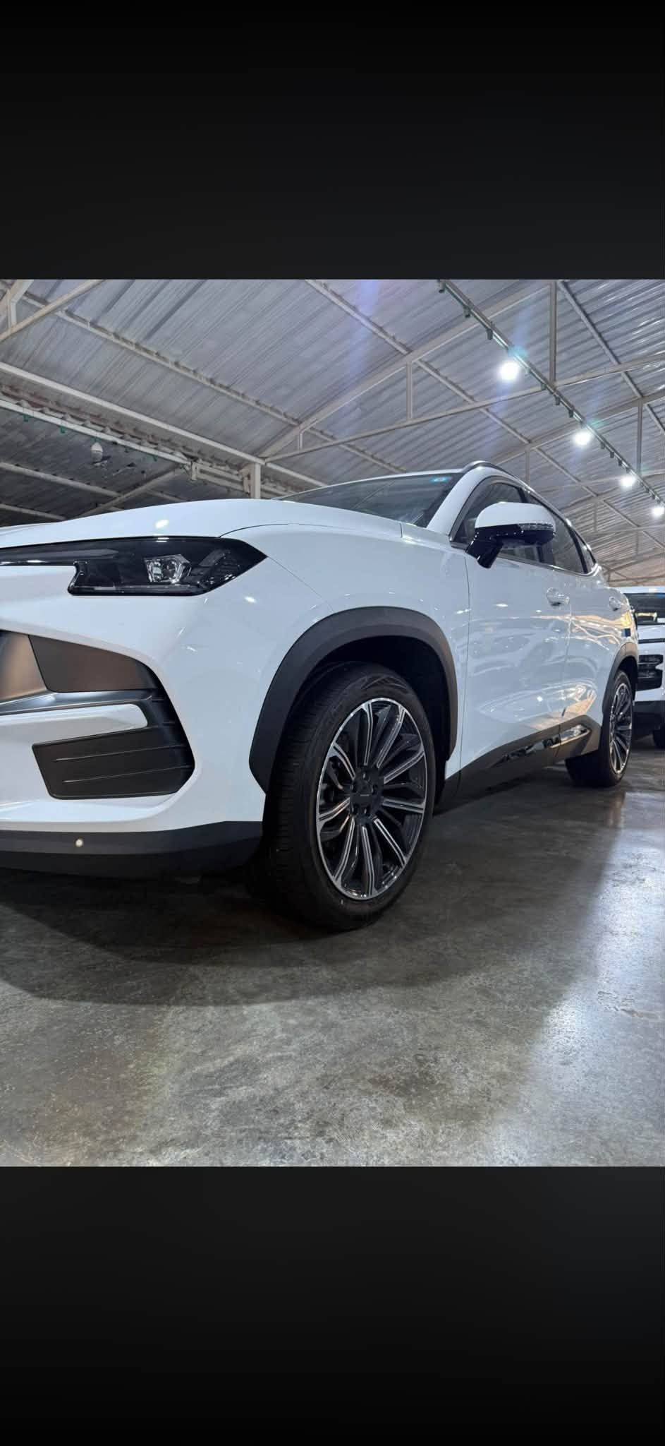 ⁨ ‎سوئيست S06 1.6L PREMIUM القفلة 

‎العداد 

750 كيلو متر   رقم مميز 

‎المحرك: 4 أسطوانات 1.6L  تيربو 197 حصان
‎العزم (نيوتن-م.): 290
‎ناقل الحركة: اوتوماتيكي دبل كلاتش من 7 سرعات
‎استهلاك الوقود: 8 لتر لكل 100 كم

‎الضمان الأساسي: 6 سنوات أو 200,000 كم (أيهما أولا)
‎ضمان المحرك: 10 سنوات أو 1،000،000 كم (أيهما أولا / للمالك الأول)

المواصفات:
‎*إطارات قياس 20 إنچ
‎*فتحة سقف بانوراما 1.1 م
‎*شاشة عرض ترفيهية قياس 15.6 إنچ
‎*شاشة عدادات رقمية قياس 10.25 إنچ
‎*مقصورة الركاب من الجلد الفاخر
‎*مقعد السائق والراكب كهربائي
‎*مقاعد السائق والراكب مبردة
‎*كاميرات محيطية 540 درجة
‎*مثبت سرعة مع رادار تفاعلي 
‎*نظام مراقبة النقطة العمياء 
‎*نظام تحذير مغادرة المسار
‎* نظام المساعدة للبقاء في المسار
‎*نظام الكبح التلقائي في حالة الطوارئ
‎*نظام القيادة شبه الذاتية
‎*نظام الفرامل اليدوية الاوتوماتيكي Auto hold 
‎*نظام التحكم بنزول المنحدرات
‎*حساسات أمامية
‎*حساسات خلفية
‎*نظام التحذير من التصادم الأمامي والخلفي 
‎*نظام ابل كار بلاي واندرويد أوتو لاسلكي
‎*نظام صوتي متطور 8 سماعات من Sony 
‎*بلوتوث / هاتف السيارة
‎*إنارة محيطية لون ازرق
‎*إنارة ترحيبية
‎*صندوق كهربائي 
‎*المرايا الجانبية قابلة للطي كهربائياً ومدفئة
‎*مصابيح أمامية أوتوماتيكية LED مع مصابيح نهارية LED
‎*نظام التحكم الذكي بالإنارة العالية
‎*نظام تقنية الهواء بالايونات PM2.5
‎*فلتر تنقية الهواء (N95)
‎*دخول ذكي (بصمة)
‎*تشغيل عن بعد
‎*خاصية إغلاق الشبابيك وفتحة السقف عن بعد 
‎*شاحن هاتف لاسلكي سريع
‎*ماسحات الزجاج الامامي مع حساس للمطر
‎*مسند الذراع الوسطي مع ثلاجة
‎*وضعيات قيادة متعددة 
‎*نظام مراقبة ضغط الإطارات
‎*وسائد هوائية امامية وجانبية عدد 6

للاستفسار ☎️ *********** 
سعر 31و500
