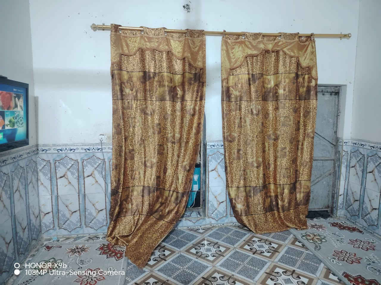 سلام عليكم  بيت للبيع مساحه 200متر يحتوي عل 2غرف وصاله
وستقبال ومطبخ حمام  وصحيات خارجيه عدد مناور 2 
بناء قديم مرمم جديد سقف عكاده عنوان زين القوس شارع 
المدارس بل شارع مال مختار حسين عبد علي الستفسار عل رقم ***********

نص مكتوب في الصور:
- HONOR X9b
- 108MP Ultra-Sensing Camera
- O HONOR X9b
- HONOR X9b 108MP Ultra-Sensing Camera