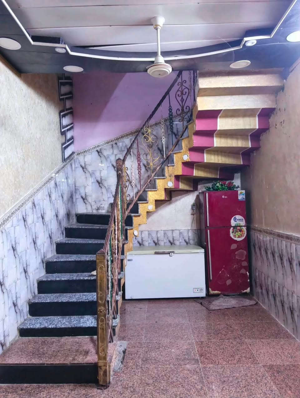 سلام عليكم بيت للبيع منطقت الحيانيه حي الحسين ع شارع المستطيل بين القسم والصنكر  يصلح مجمع طبي  بناء جديد  المساحه ١٥٠م يتكون من ٦ غرف منام طابقين السعر ٢٣٠ مليون 
استفسار ***********
استفسار
