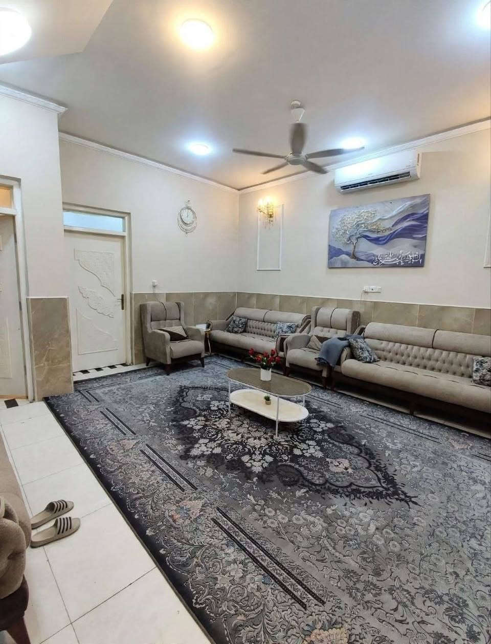 بيت 150 متر بالإسكان الصناعي النزله الأولى الجامع الكبير
الطابق الأول //طارمه استقبال وصاله وغرفتين نوم ومطبخ حار وبار وصحيات داخليه وخارجيه ومنور
الطابق الثاني // يتكون من غرفه وصالتين وصحيات
السعر والتفاصيل اتصل واتساب متوفر ***********
