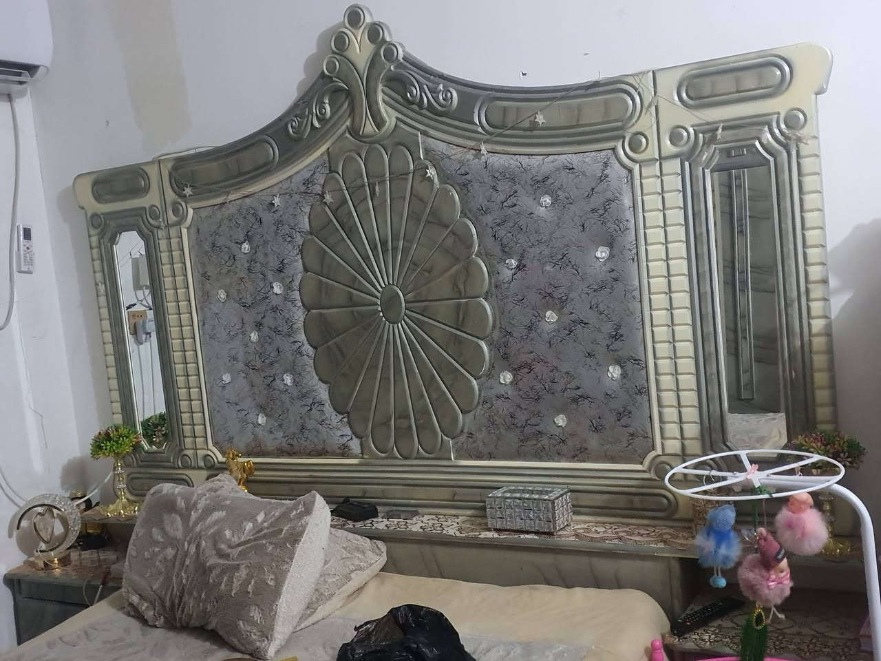 ني. غرفه البيع مستخدم قليل جديده كلش البيع خذتهه مليون ونص وريدهه ب700 وبيهه مجال قليل مكاني رفاعي ***********
