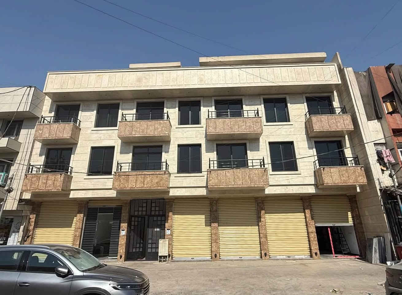 الكرادة • محلات فارغة • واجهات رصيف