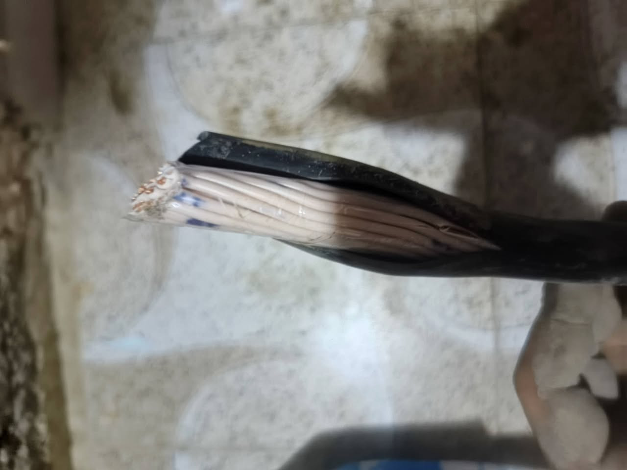 السلام عليكم للبيع كيبل الكتروني سعودي حراري ابو ٢٥ خط حجم ١ ونص  عندي ٣ قطع كل قطعه ٢٥ متر مكاني حي الاعلام
