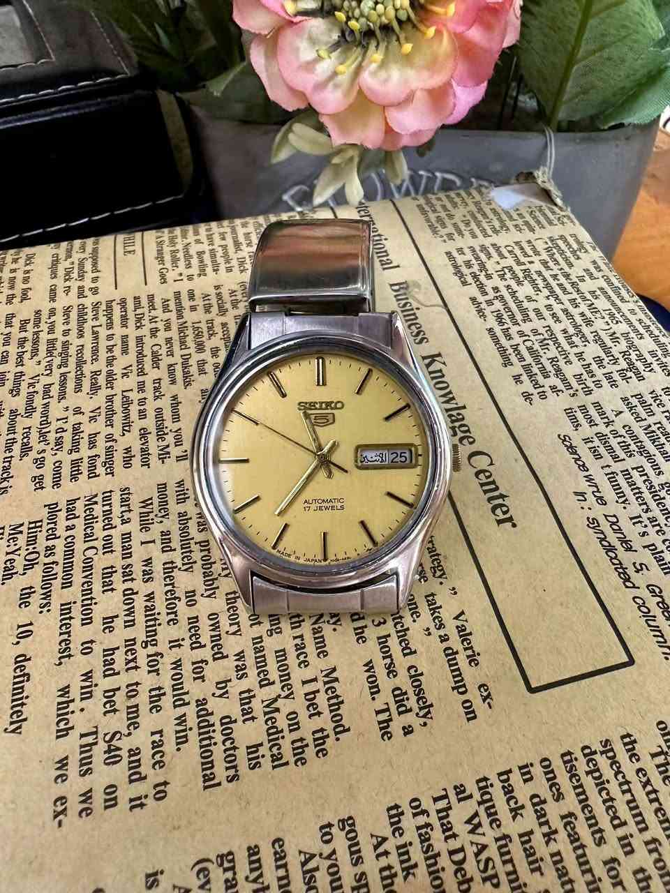 السلام عليكم
تحية طيبة للجميع …

للبيع ساعة SEIKO 5 ياباني الصنع انتاج االسبعينات انتاج قديم الساعة اخت الجديدة  
الاستفسار والتواصل 
واتساب ***********
